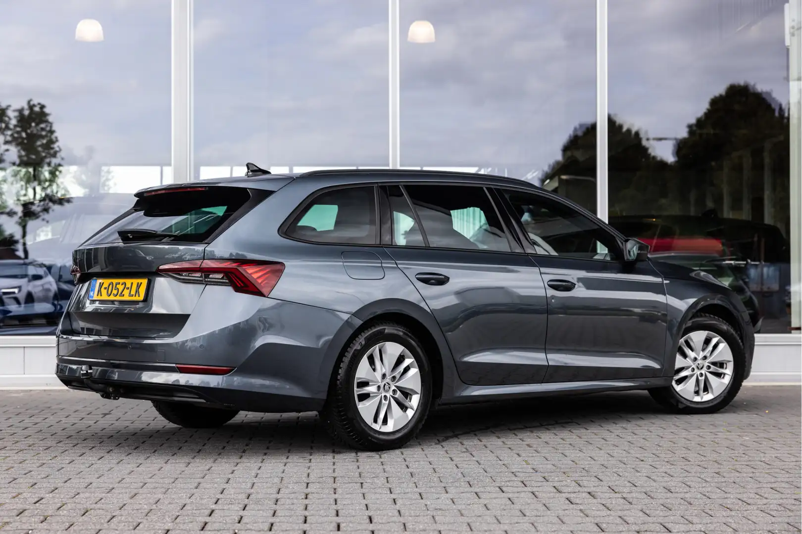 Skoda Octavia Combi 1.0 TSI Sport Business | Trekhaak | LED | NL Grijs - 2