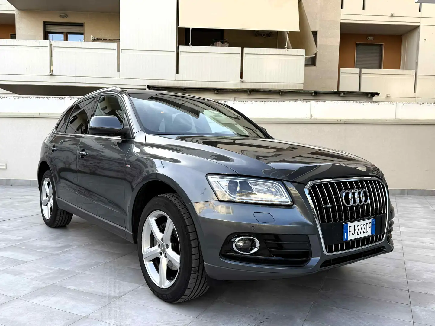 Audi Q5 2.0 tdi S-line Quattro 177cv s-tronic Grijs - 1