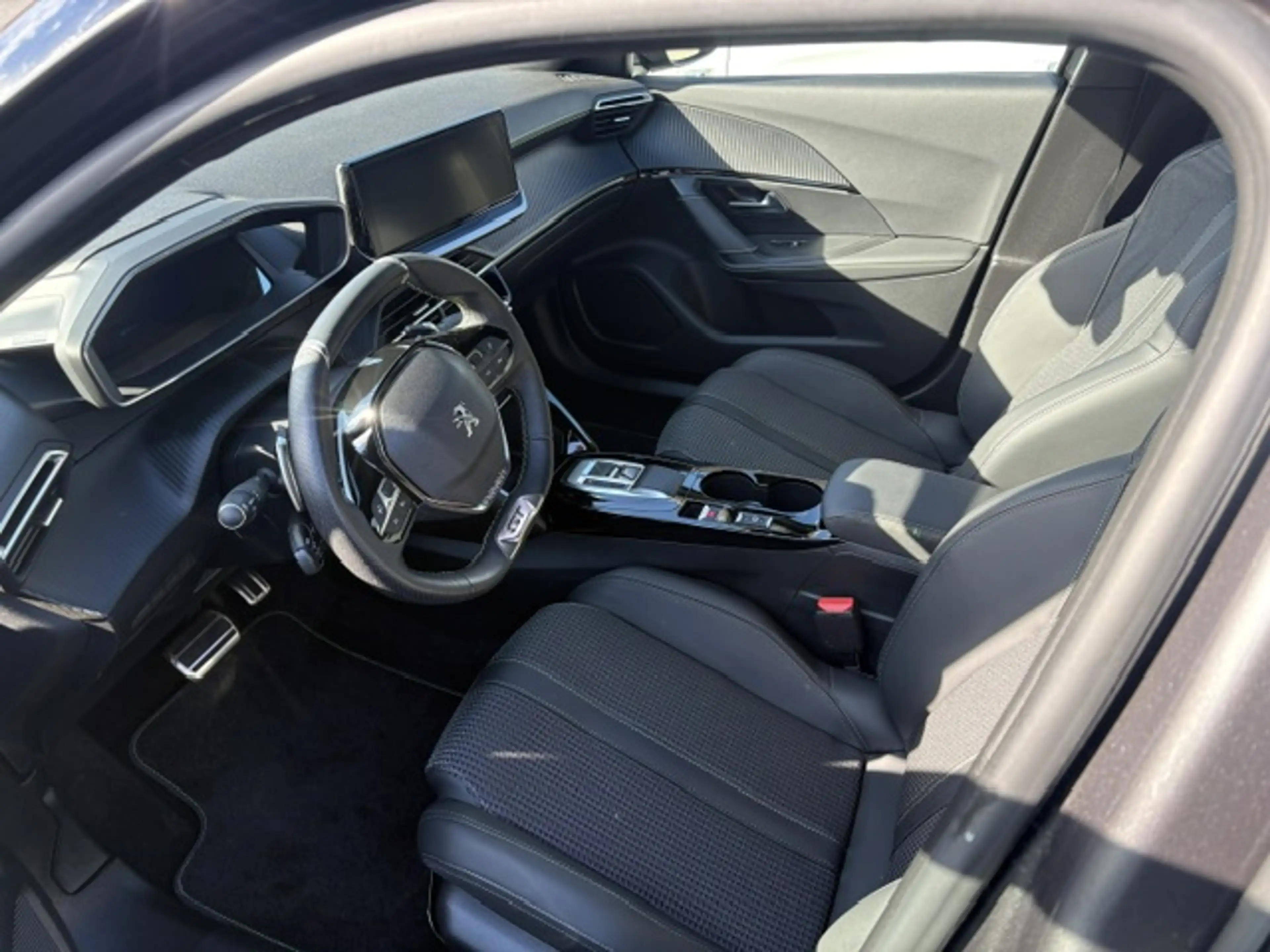 Peugeot 2008 GT — photo 4