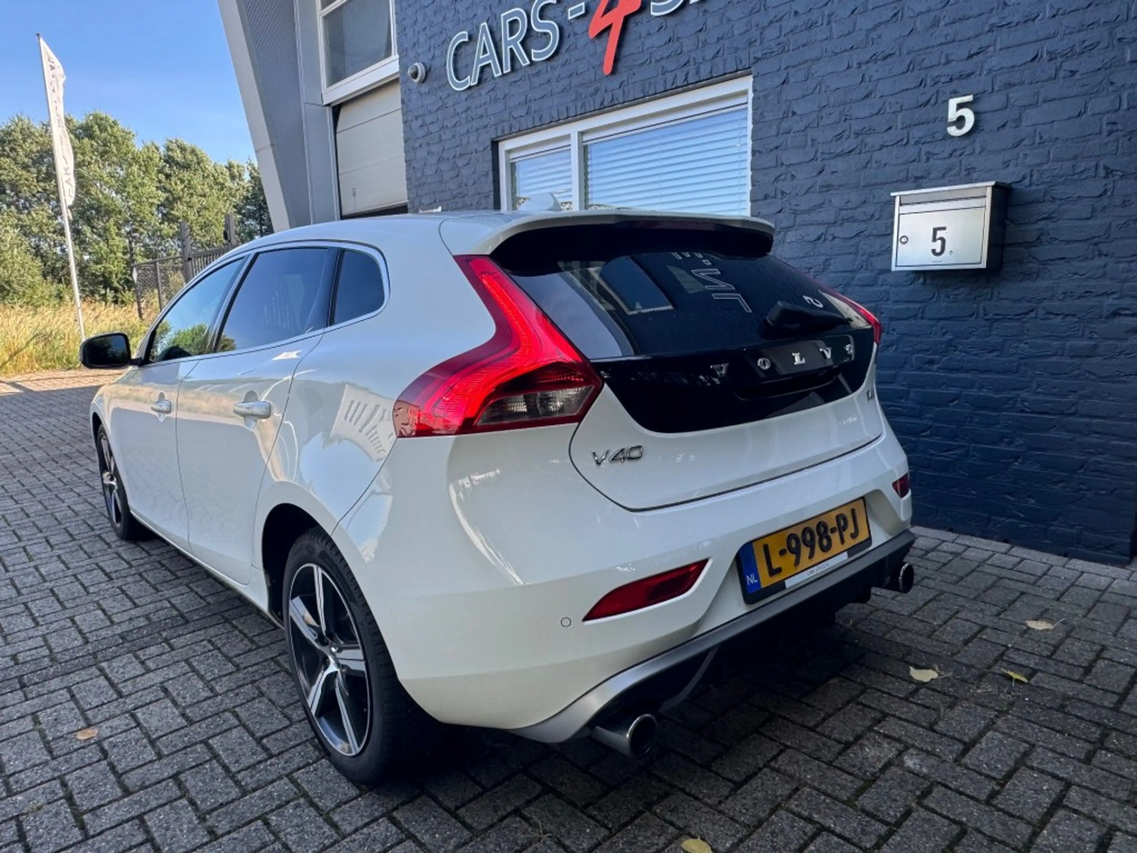 Volvo V40 2.0 T4 Aut. R-Design 190pk + LED + 1/2 Leder + Cam — photo 4