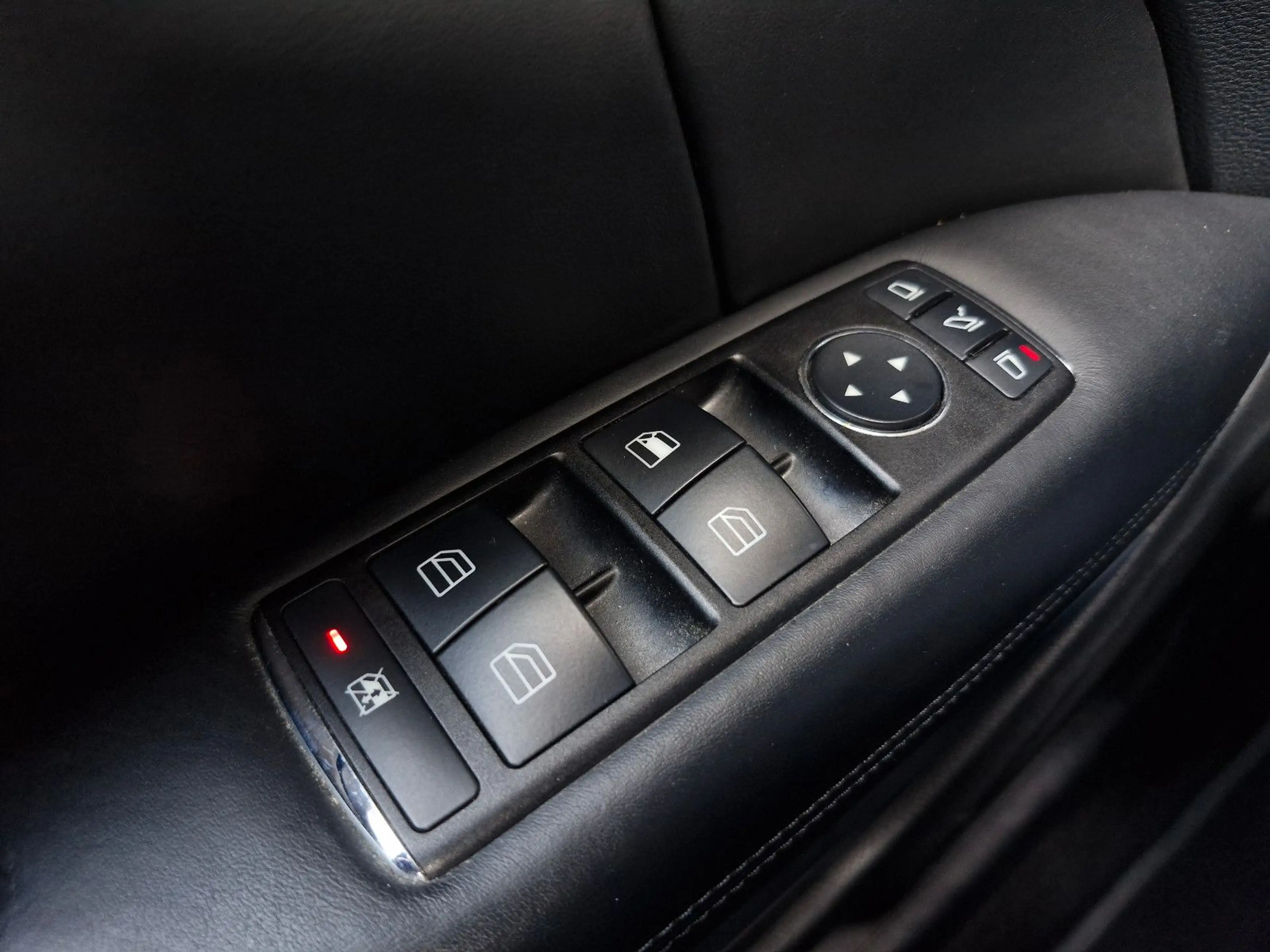 Mercedes-Benz E 250 CDI Coupe BlueEfficiency/LEDER/BI-XENON/PAN — photo 12