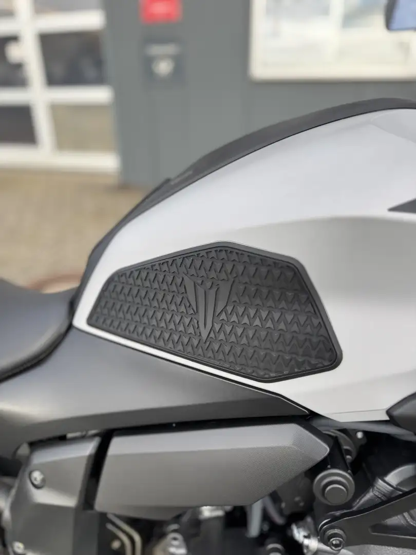 Yamaha MT-07 mit sehr vielen Extras & 1665,-€ Preisvorteil Gris - 2