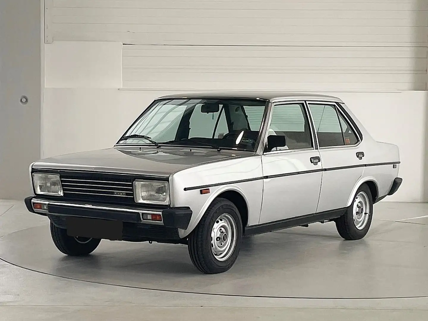 Fiat 131 Mirafiori Silber - 1