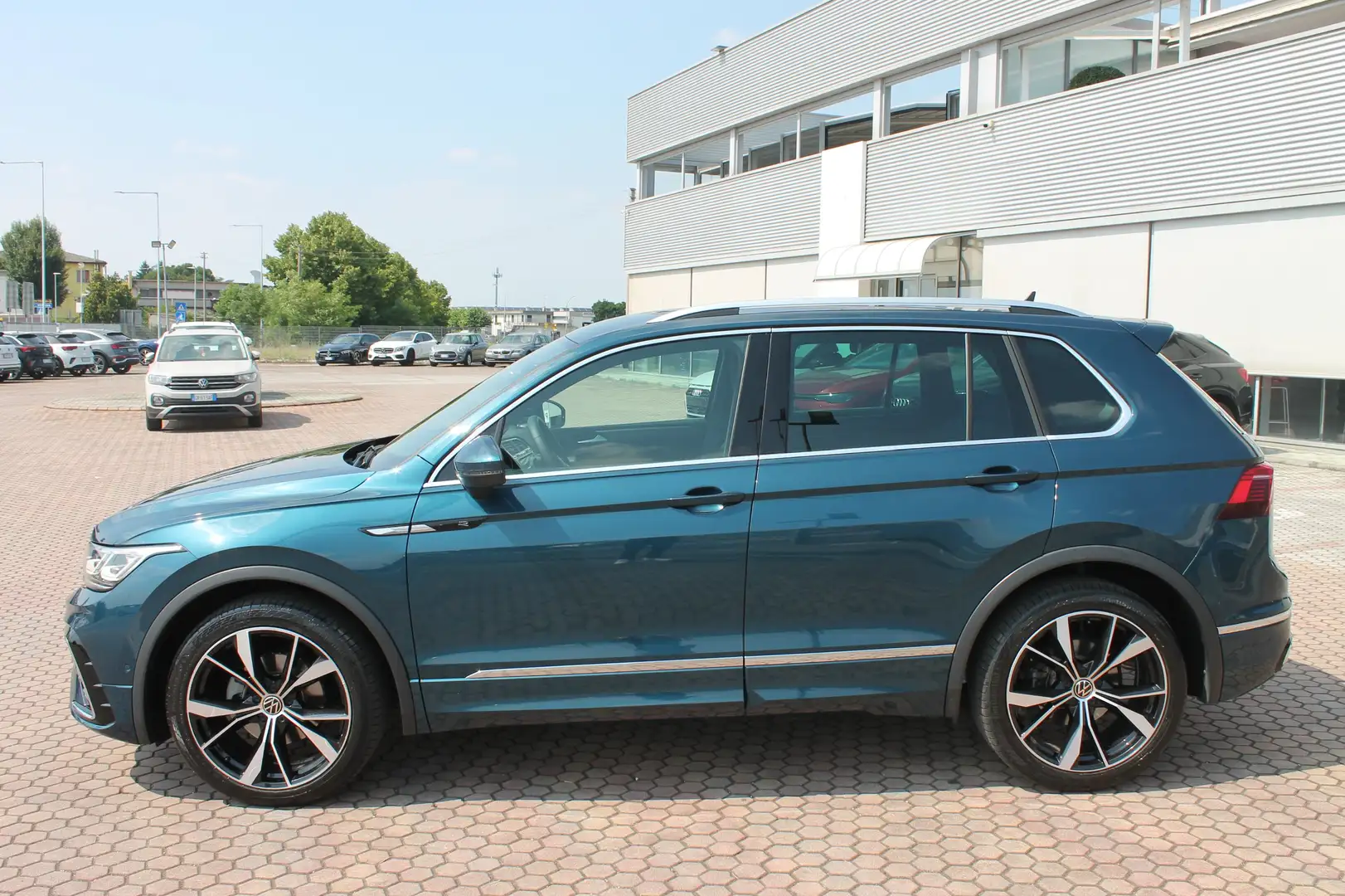 Volkswagen Tiguan Tiguan II 2021 2.0 tdi R-Line 150cv dsg Blu/Azzurro - 2