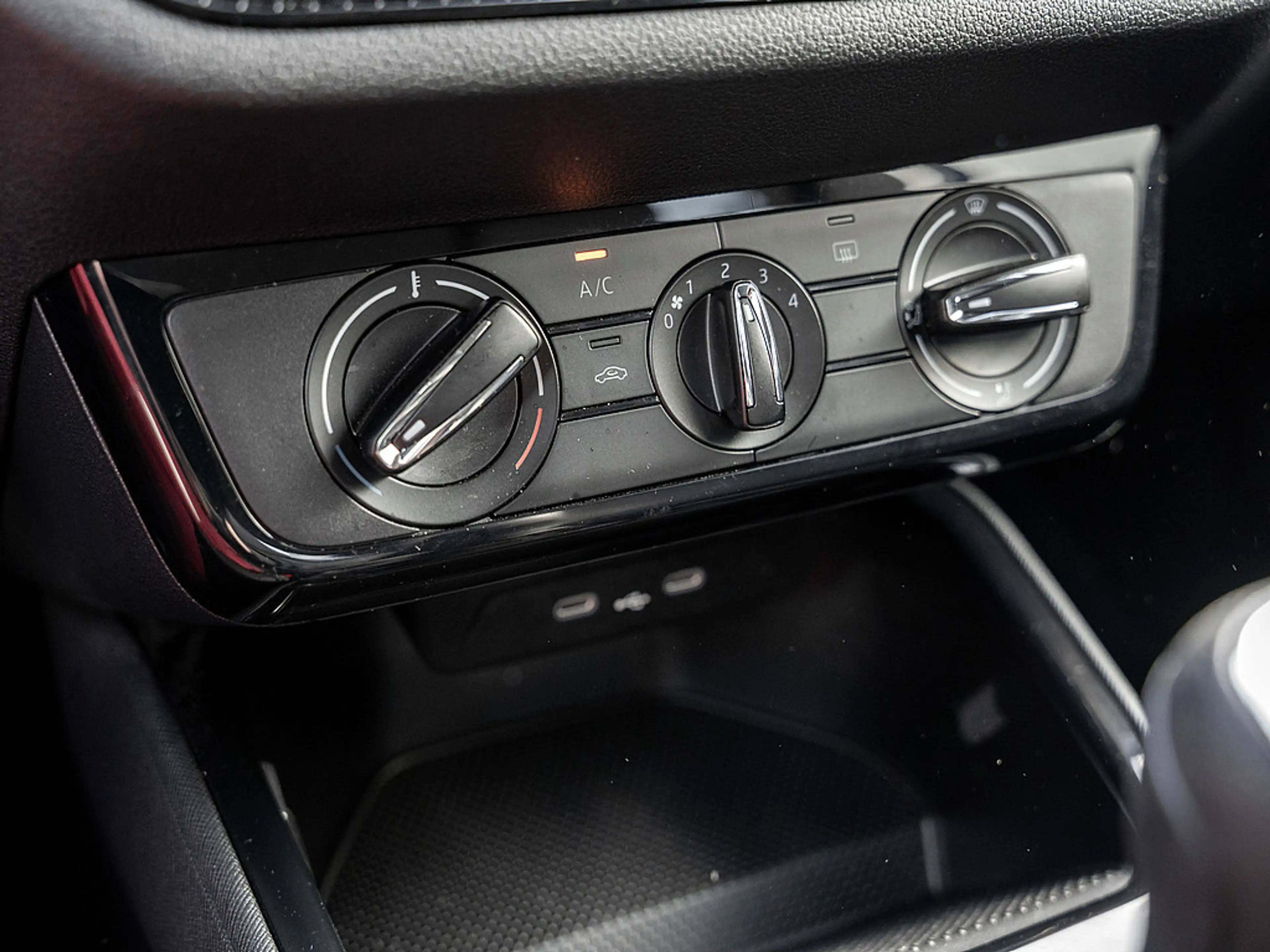 Skoda Fabia 1.0 MPI Essence LED KLIMA PDC — photo 9