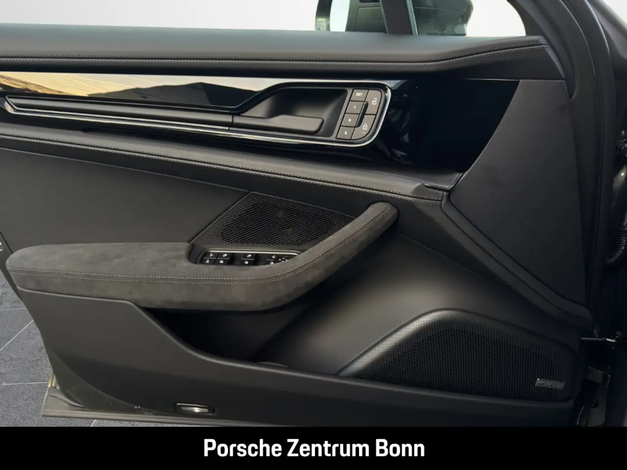 Porsche Panamera GTS HA-Lenkung InnoDrive Head-Up 12