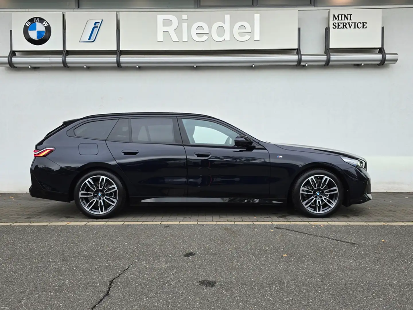 BMW 520 d xDrive Touring M Sportpaket*Standhzg*AHK* Schwarz - 2