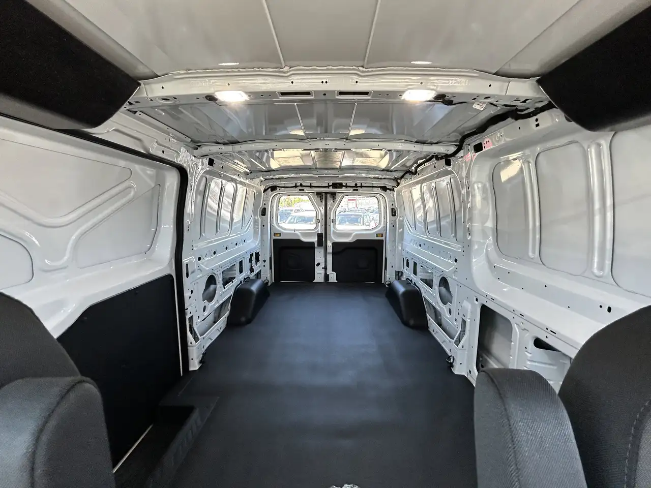 Ford Transit Cargo Van снимка Ford Transit Cargo Van