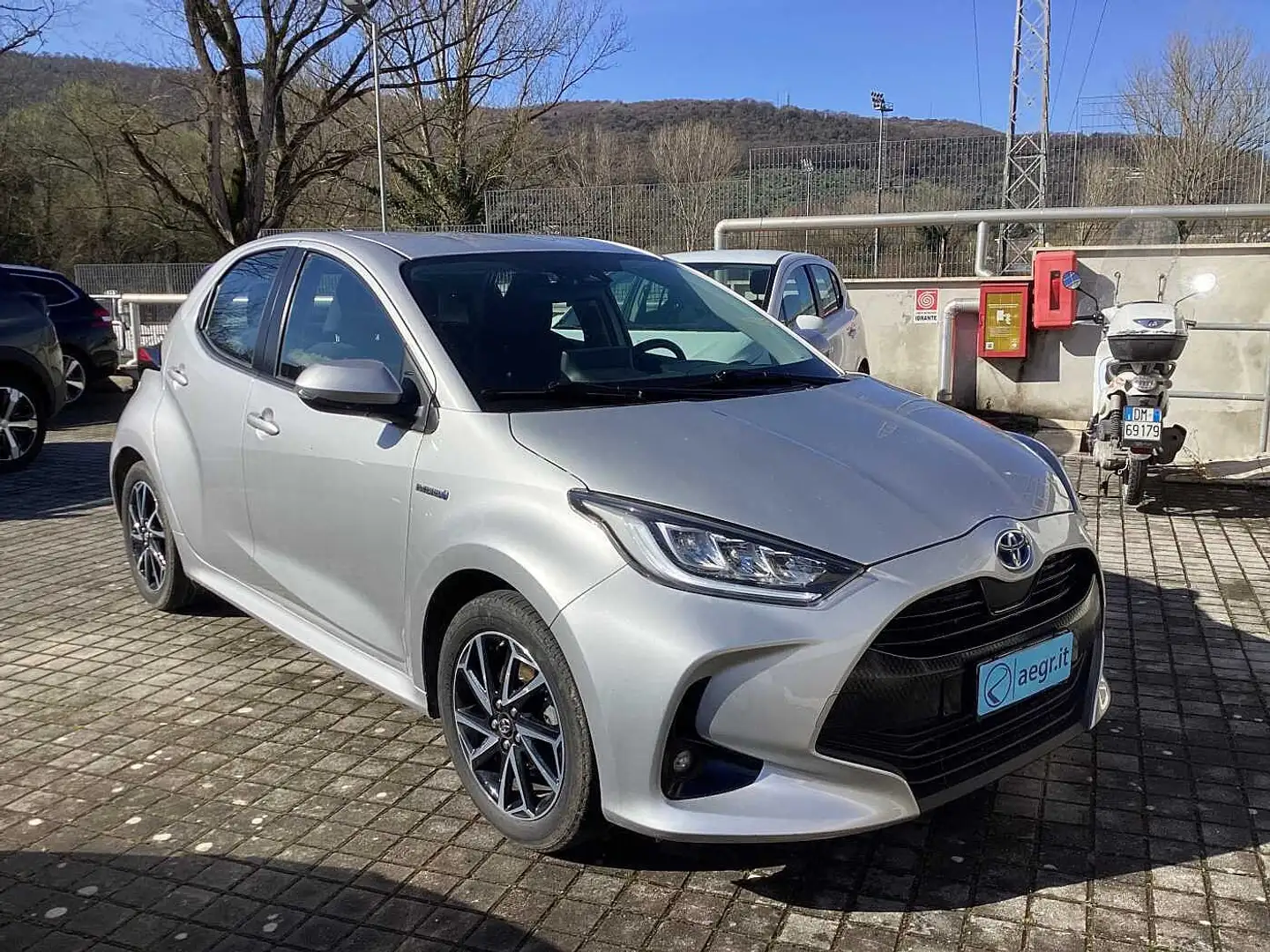 Toyota Yaris 4ª serie 1.5 Hybrid 5 porte Trend Gri - 2