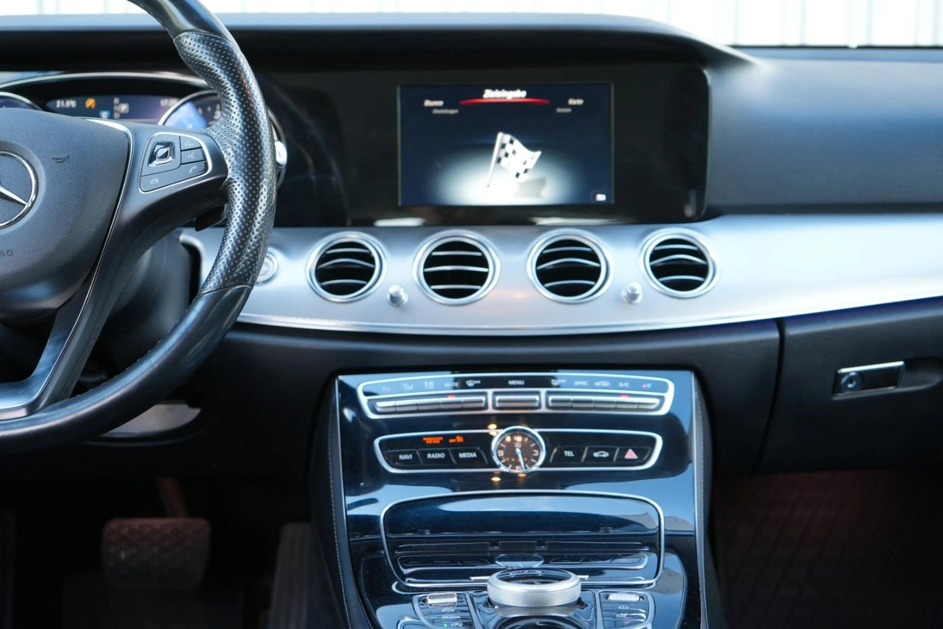 Mercedes-Benz E 220 d 4Matic/Avanatgarde/Multib/AHK/Renterfzg. — photo 13
