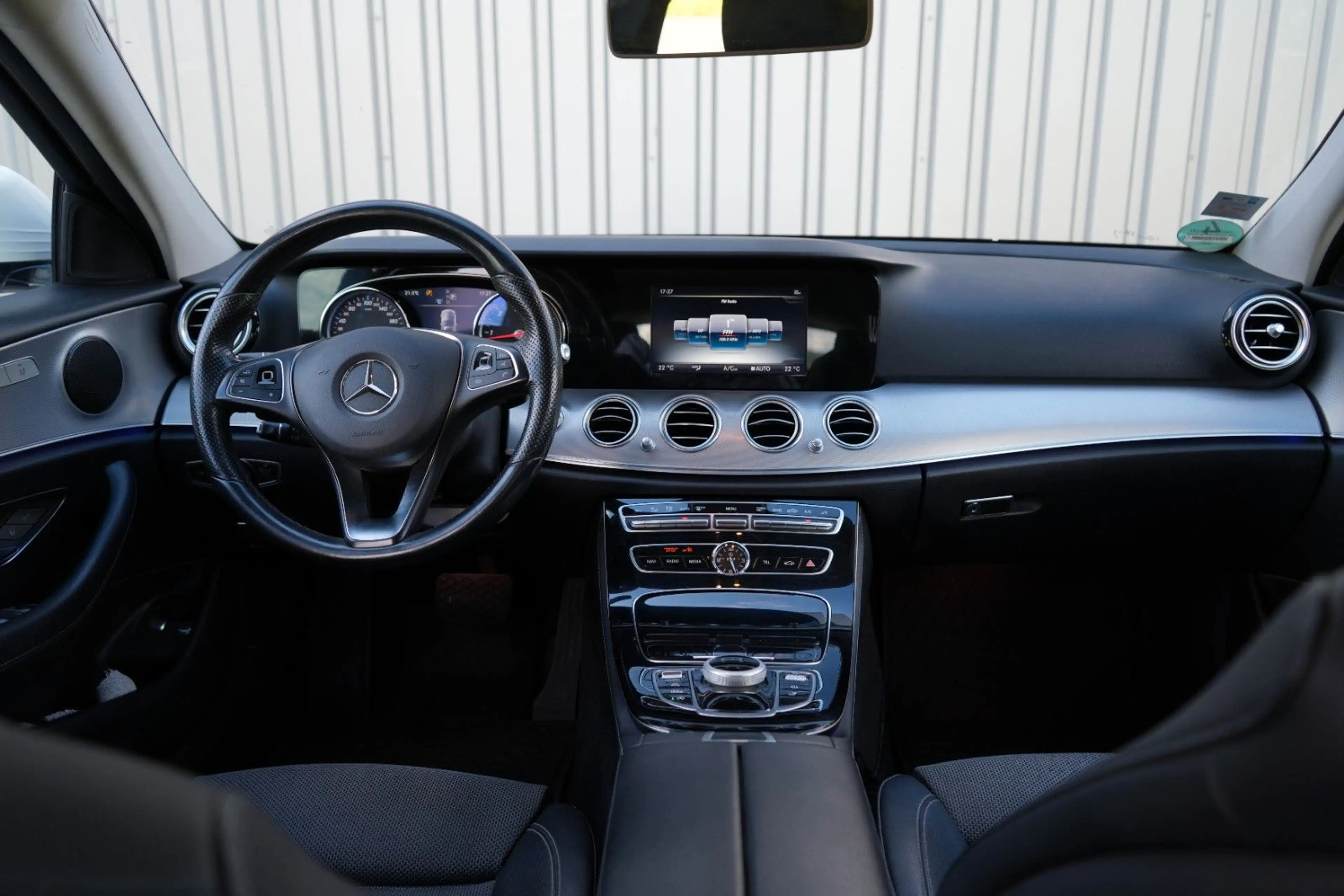 Mercedes-Benz E 220 d 4Matic/Avanatgarde/Multib/AHK/Renterfzg. — photo 12