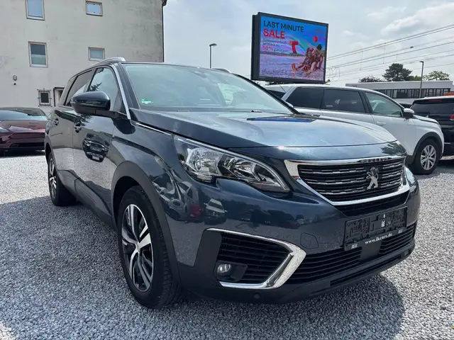 Peugeot 5008 1,2 PureTech ALU NAVI KAMERA SitzheizZR neu
