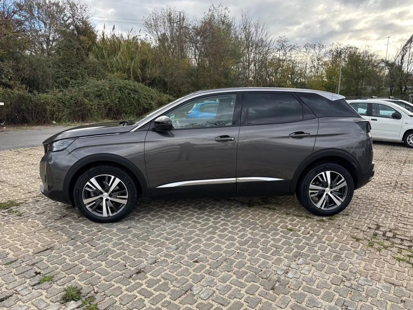 Peugeot 3008 BlueHDI 130 EAT8 S&S Allure Nero - 2