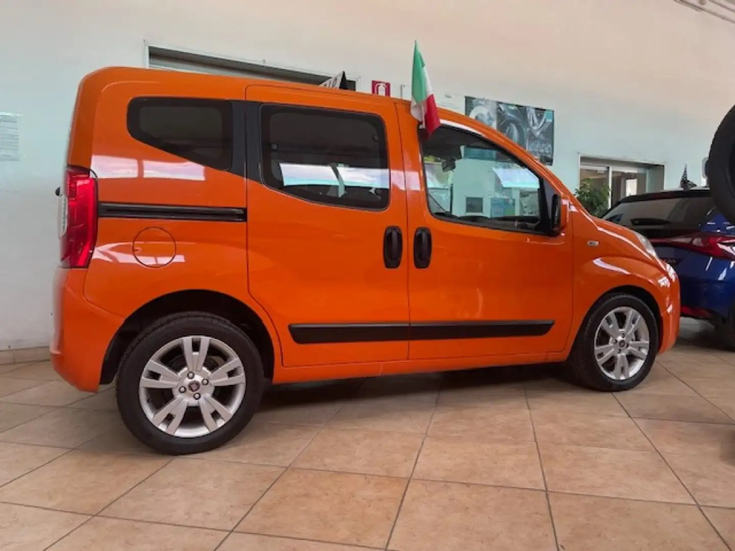 Fiat Qubo 1.3 MJT 75 CV AUTOMATICO Naranja - 1