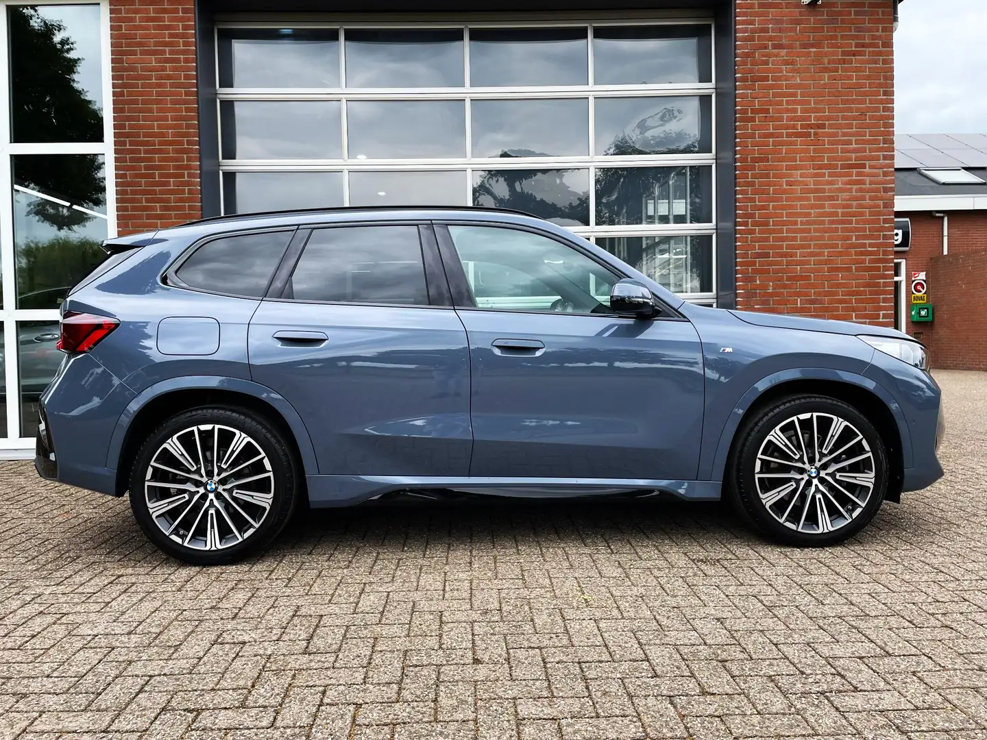 BMW X1 xDrive23i M-Sport Grijs - 2