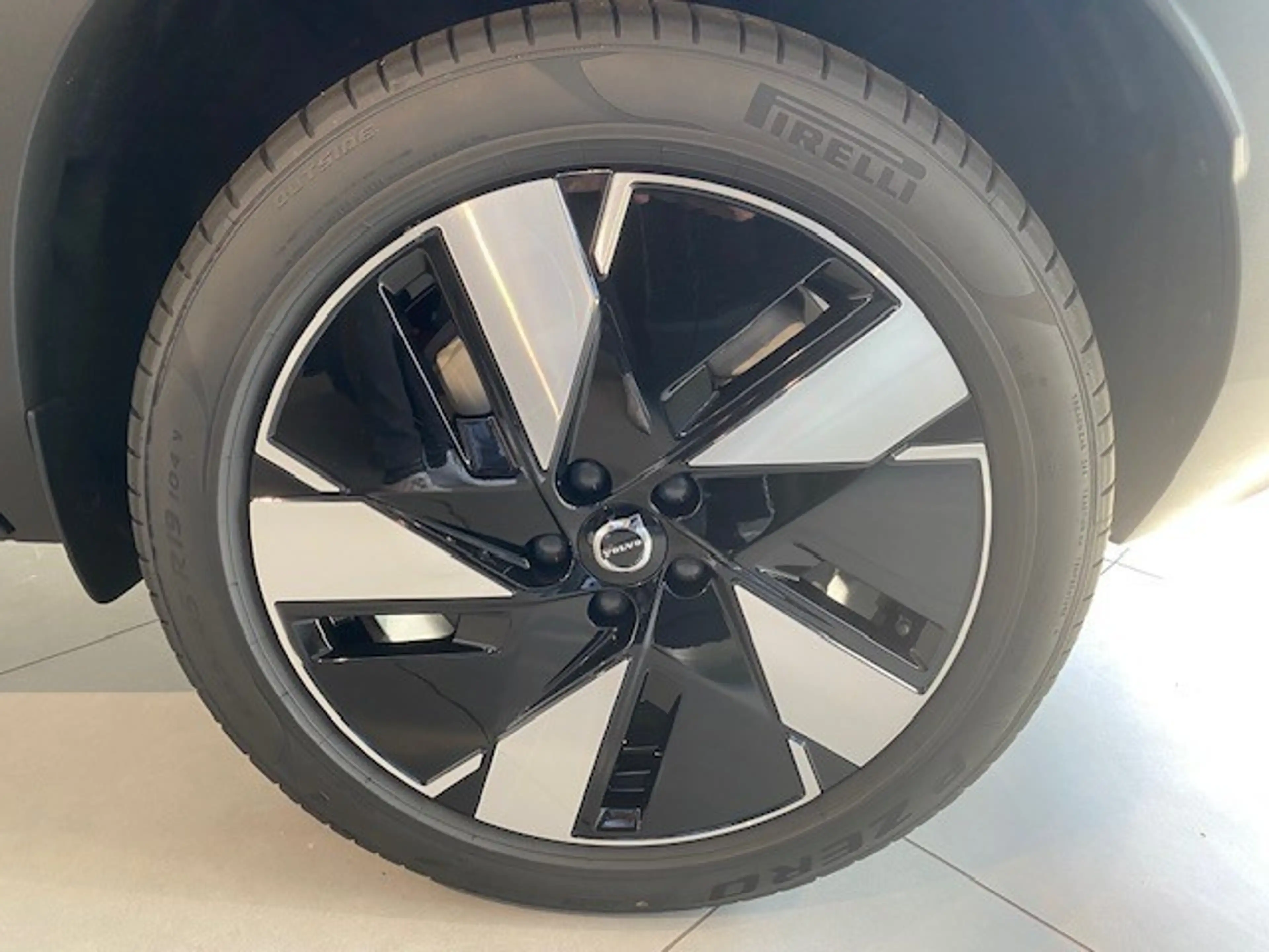 Volvo EX40 Plus Single Motor Extended Range Zinsakt — photo 12