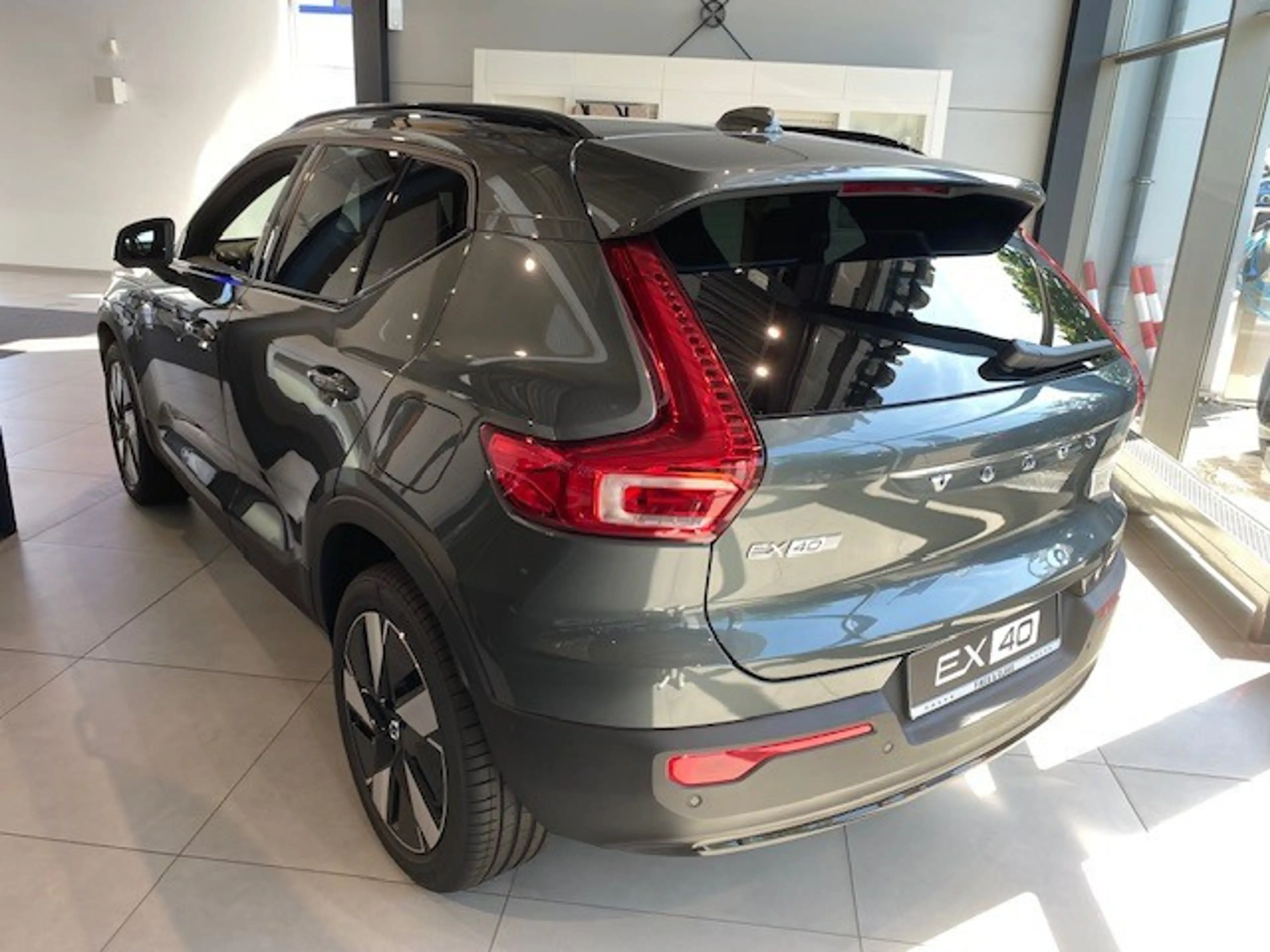 Volvo EX40 Plus Single Motor Extended Range Zinsakt — photo 2