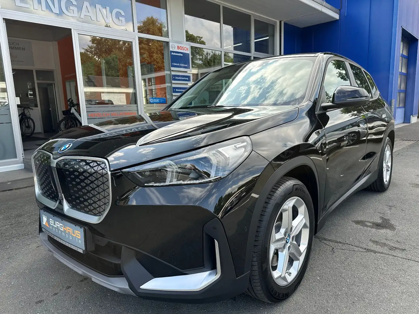 BMW iX1 BAUREIHE iX1 30 M SPORTF./HUD/KAMERA/ASSIST/LED Schwarz - 1