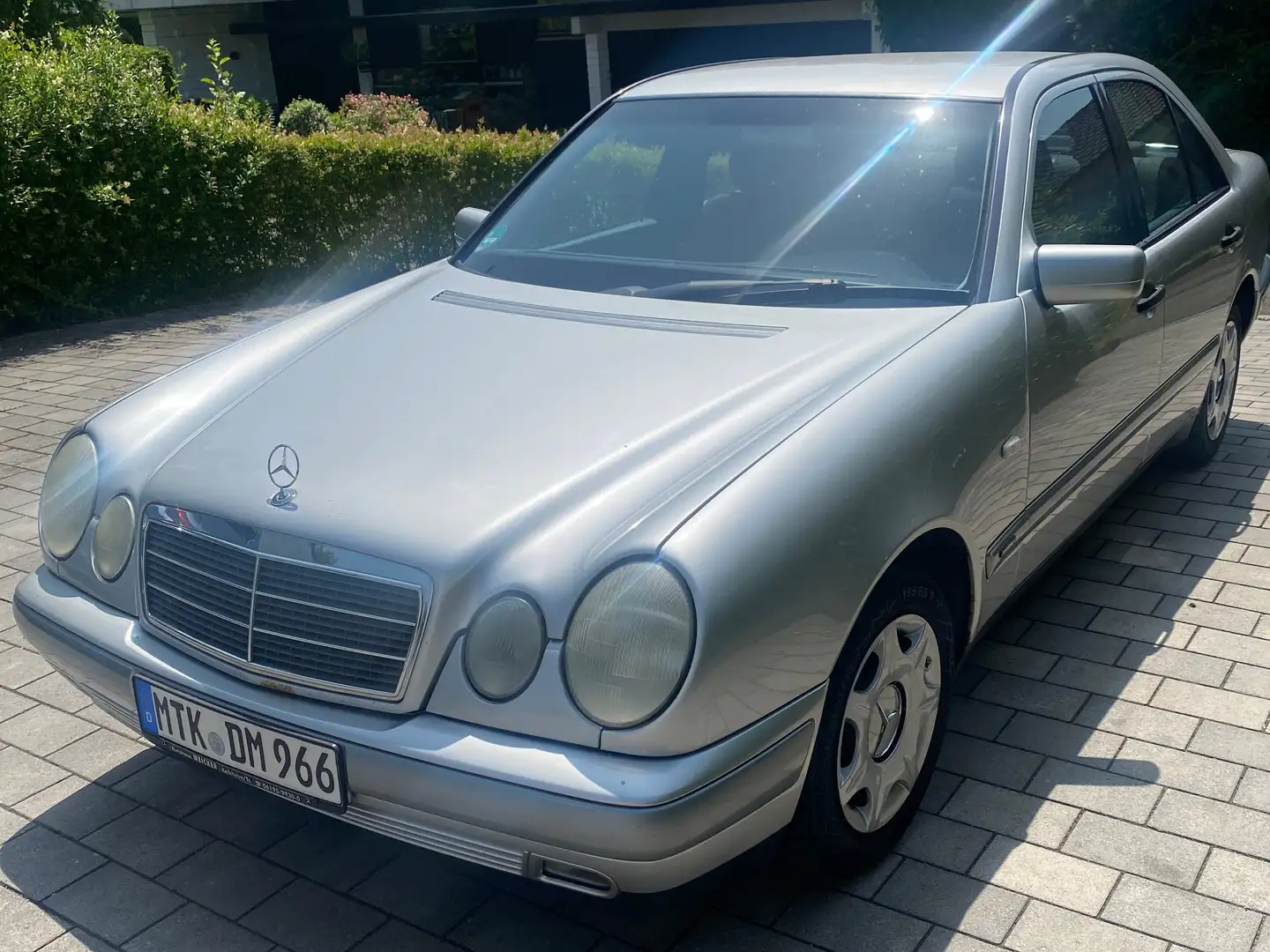 Mercedes-Benz E 200 E 200 Classic Top Sauber Gepflegt 8 fach Bereifung Silber - 1