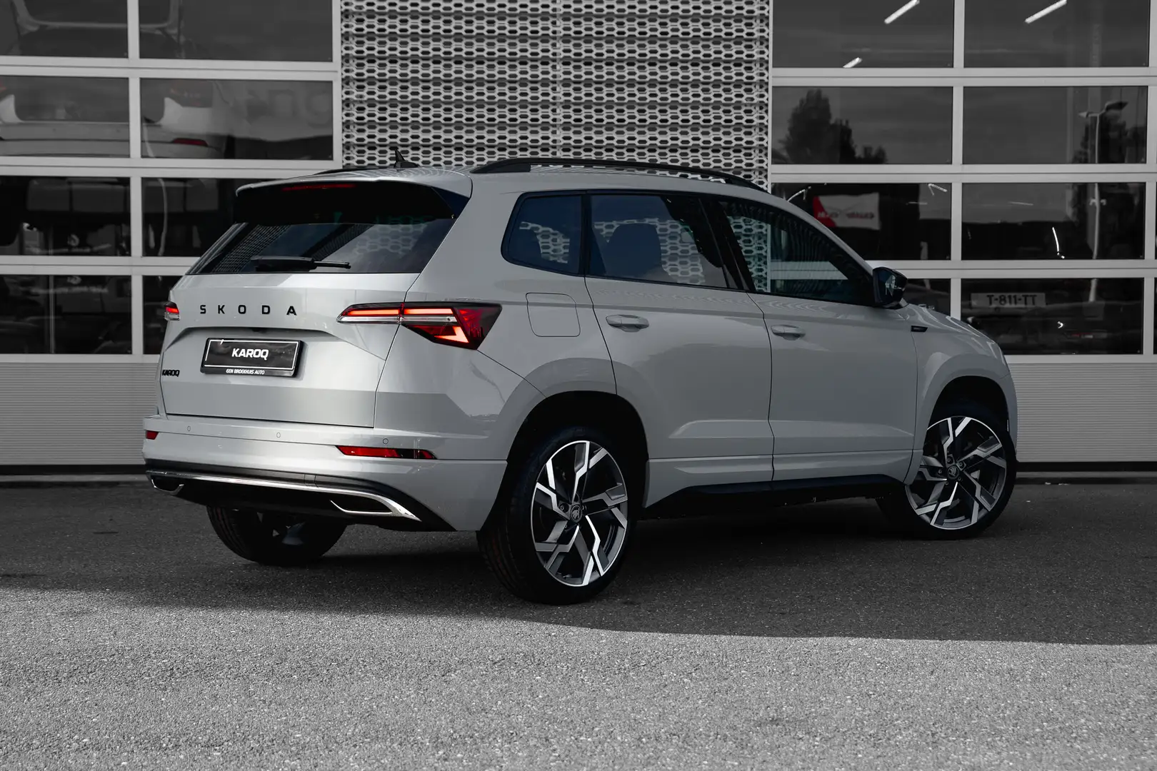 Skoda Karoq 1.5TSI 150 pk DSG Sportline Business Trekhaak | 19 Grijs - 2