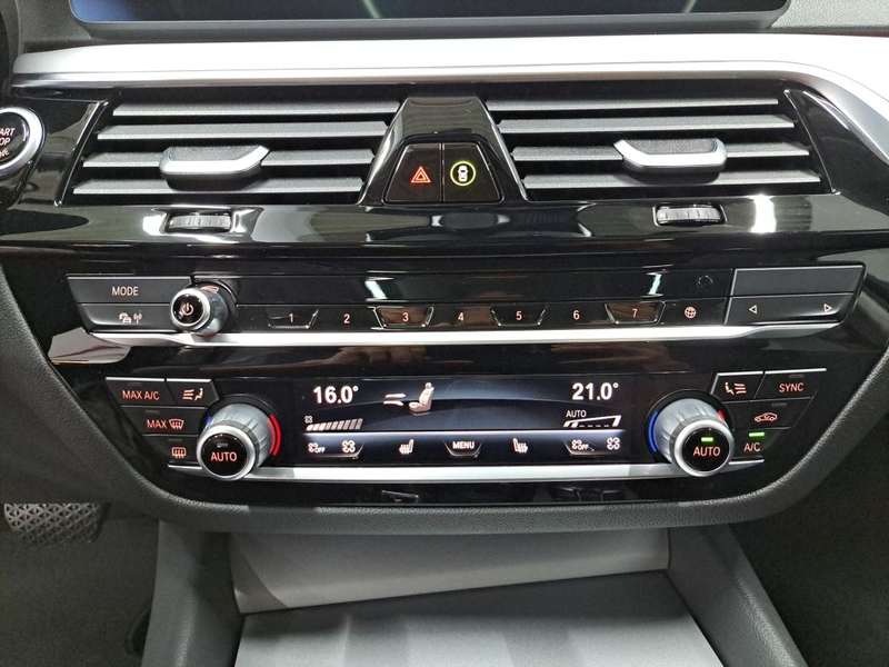 BMW 530 530d xDrive Touring Aut. HUD PANO NAVI SHZ — photo 21