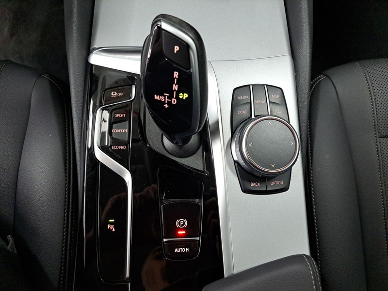 BMW 530 530d xDrive Touring Aut. HUD PANO NAVI SHZ — photo 22