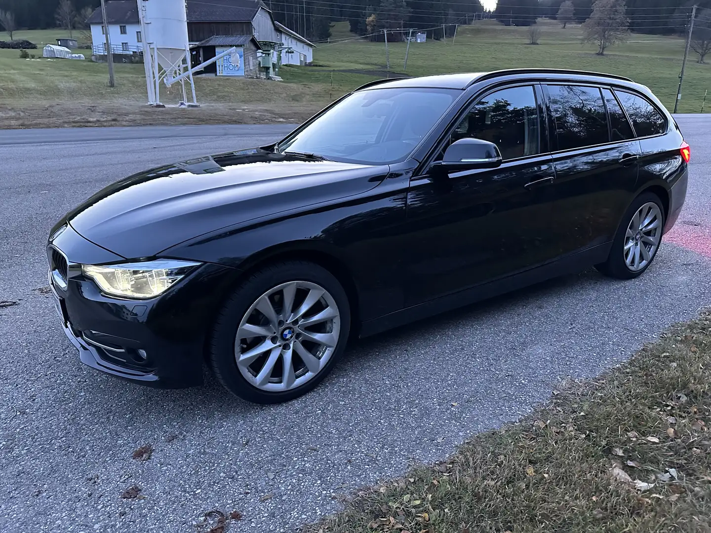 BMW 318 318d xDrive Touring Sport Line Schwarz - 2