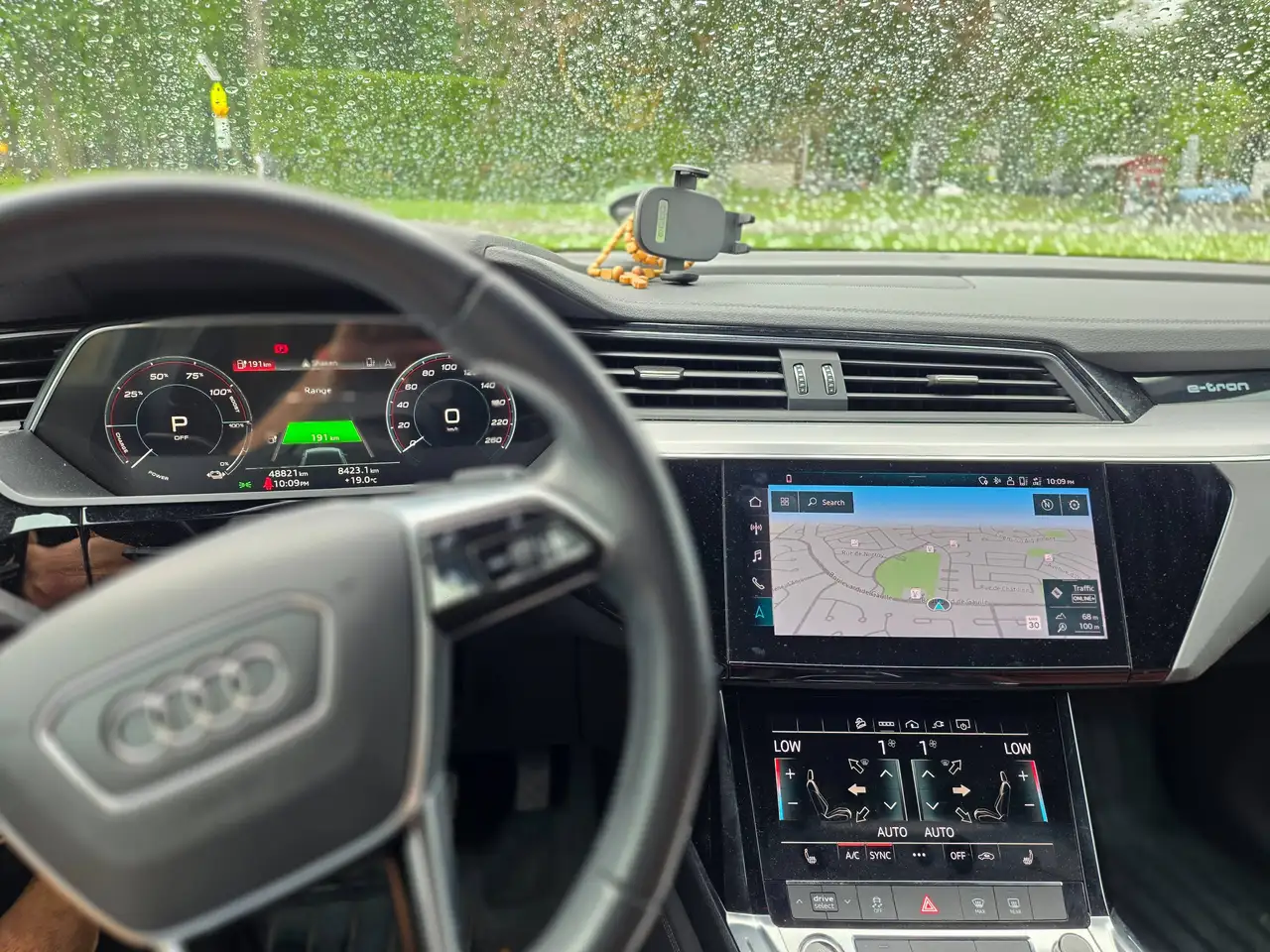 Audi e-tron photo Audi e-tron