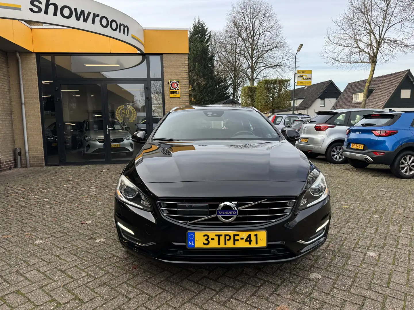 Volvo V60 2.4 D6 AWD Plug-In Hybrid Summum Schuifdak Dealer Zwart - 2