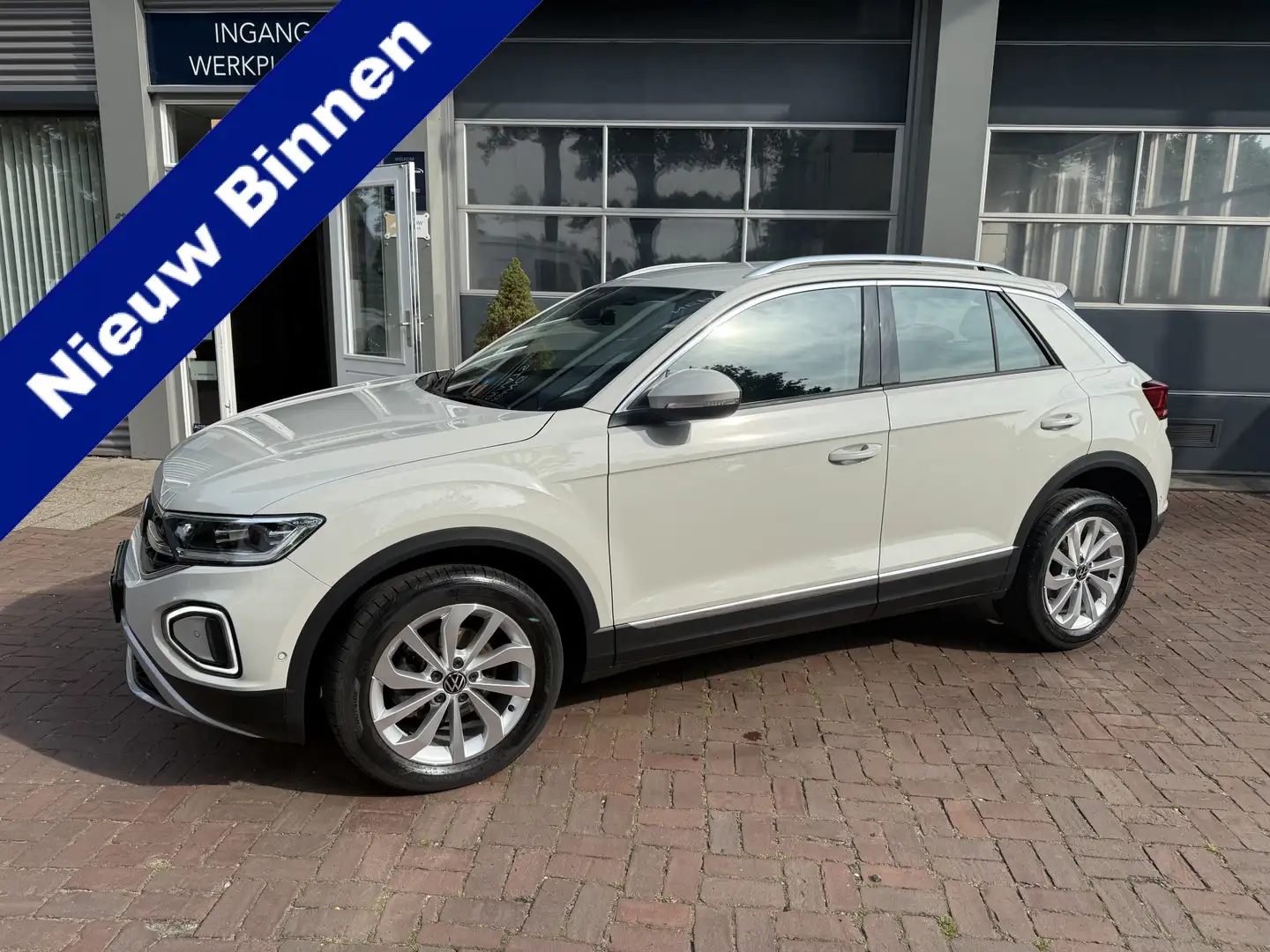 Volkswagen T-Roc Life Business 1e eigenaar 150pk Ascot grijs (krijt Grijs - 1