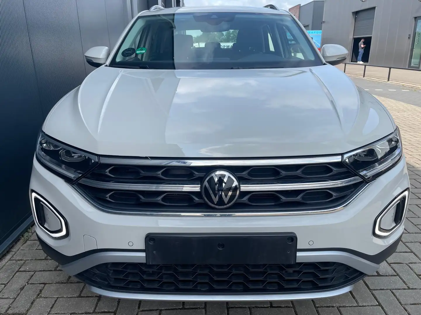 Volkswagen T-Roc 1.5 TSI Life Business 1e eigenaar 150pk Ascot grij Gris - 2