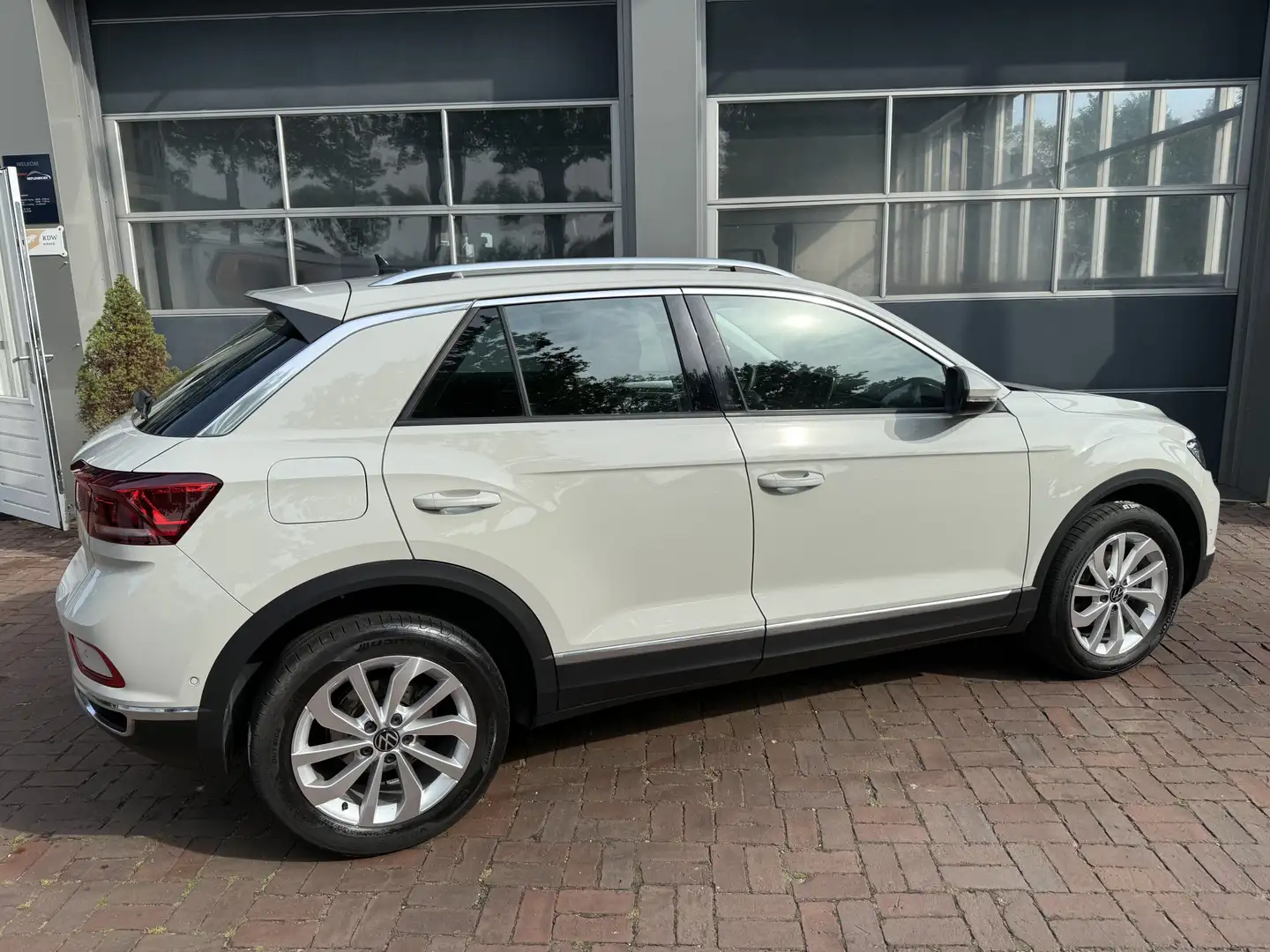 Volkswagen T-Roc Life Business 1e eigenaar 150pk Ascot grijs (krijt Grijs - 2