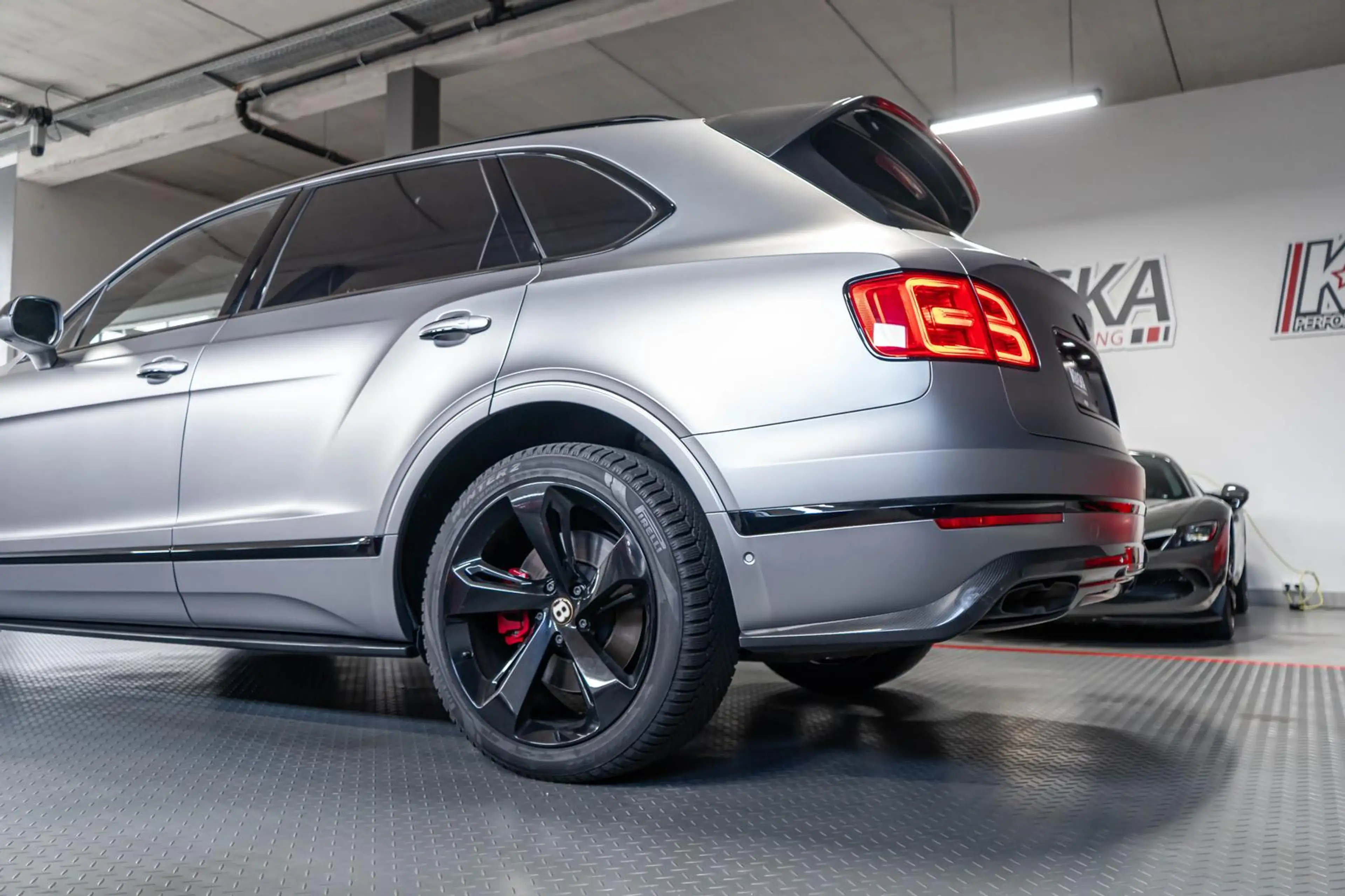 Bentley Bentayga 4.0 V8 AHK SHZ PANO MASSAGE SOFT CARBON — photo 11