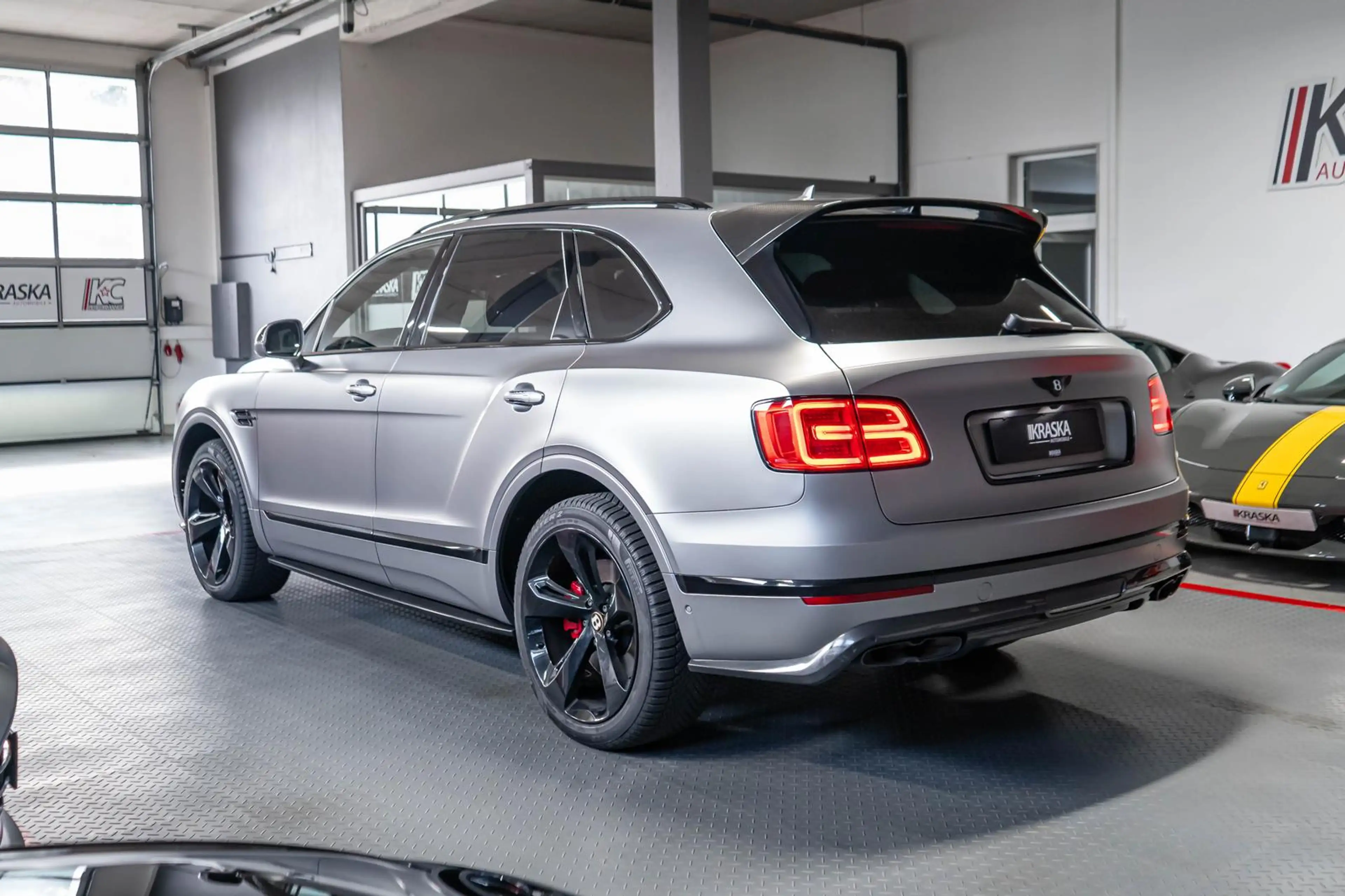 Bentley Bentayga 4.0 V8 AHK SHZ PANO MASSAGE SOFT CARBON — photo 12