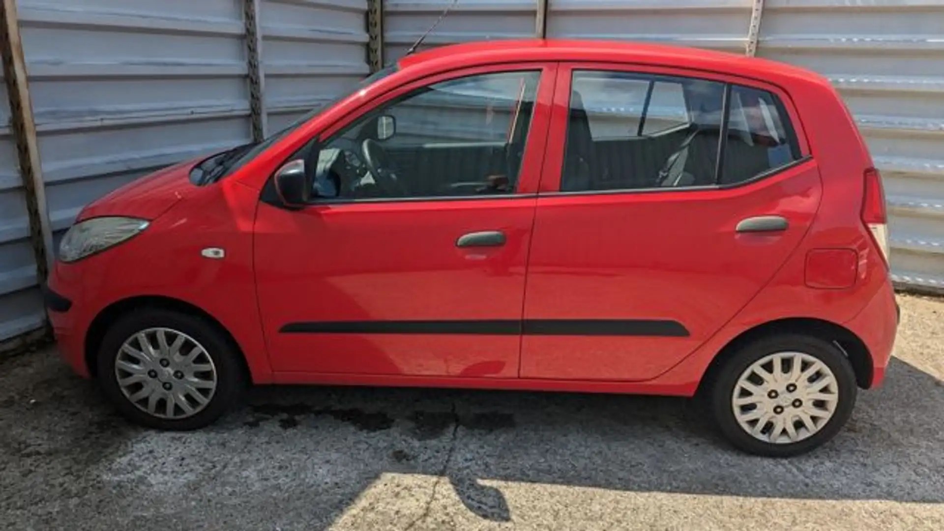 Hyundai i10 FIFA WM Edition Red - 2