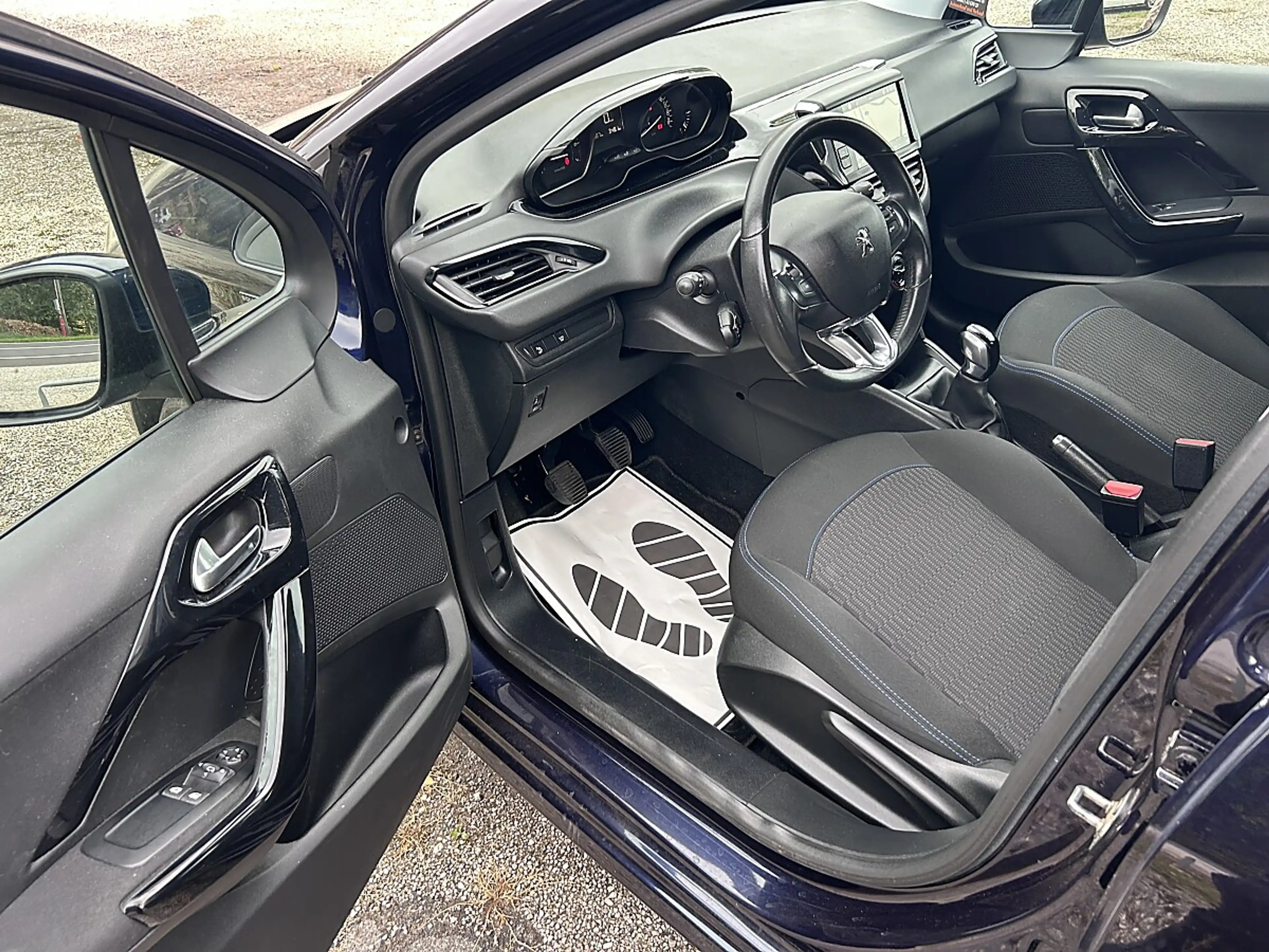 Peugeot 208 1,2 PureTech 82 — photo 9