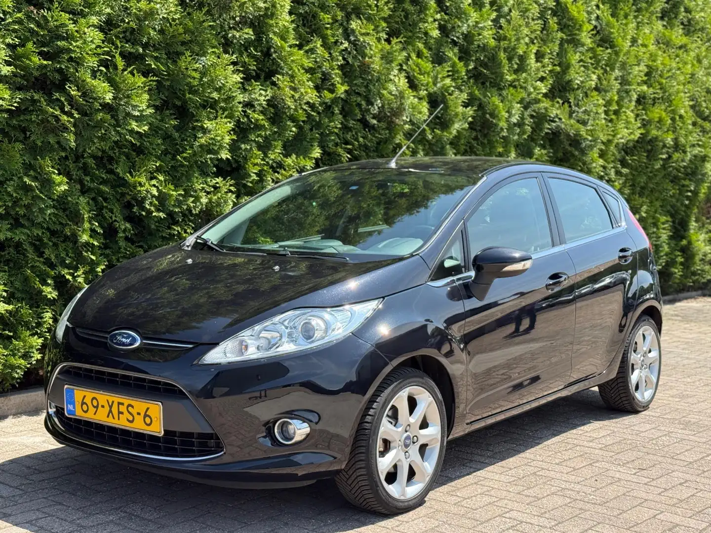 Ford Fiesta 1.25 Titanium Bluetooth Trekhaak Zwart - 1