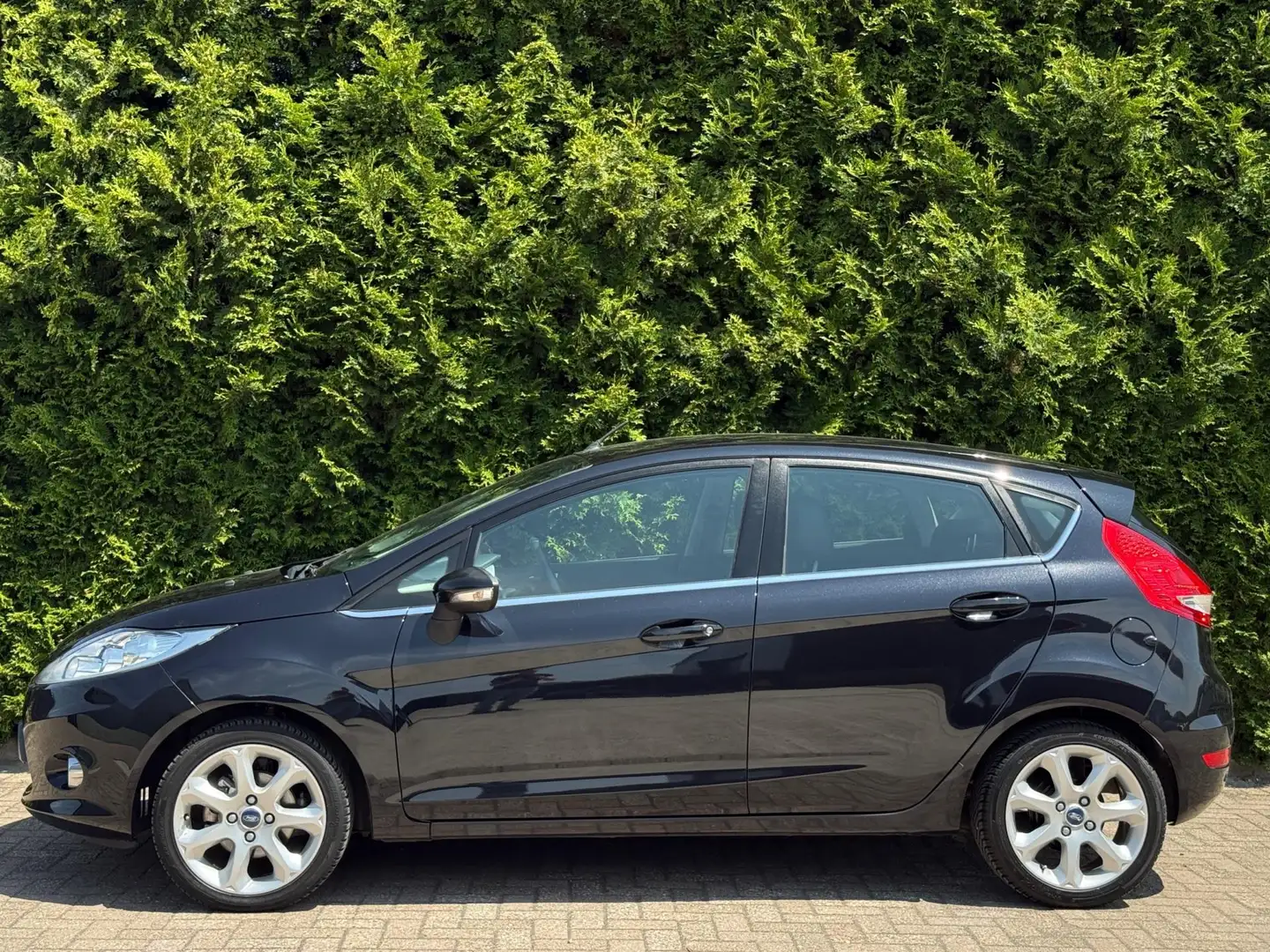 Ford Fiesta 1.25 Titanium Bluetooth Trekhaak Zwart - 2