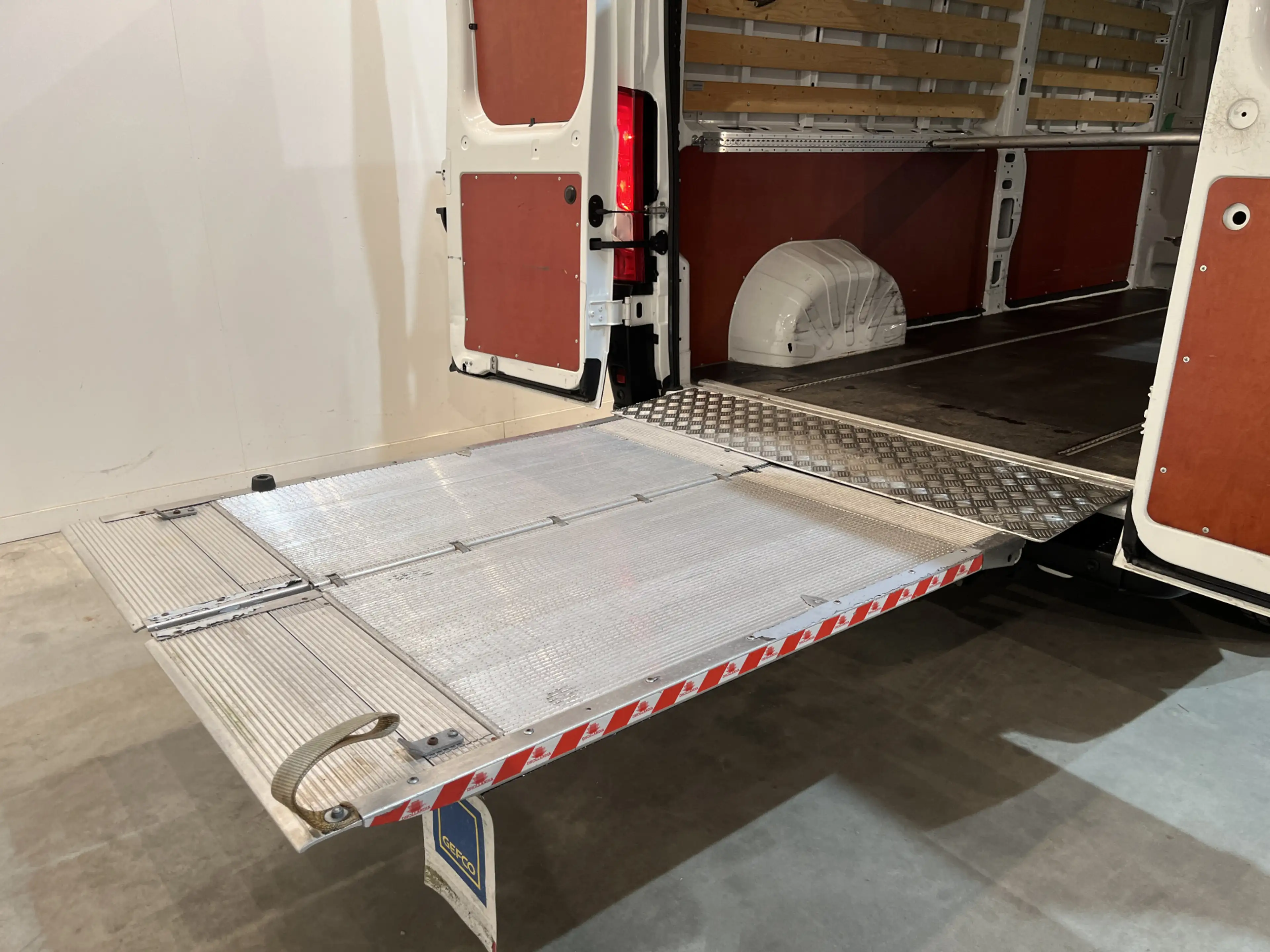 Peugeot Boxer 335 2.2 BlueHDi 140 PK L3H2 Premium / Dhollandia L — photo 15