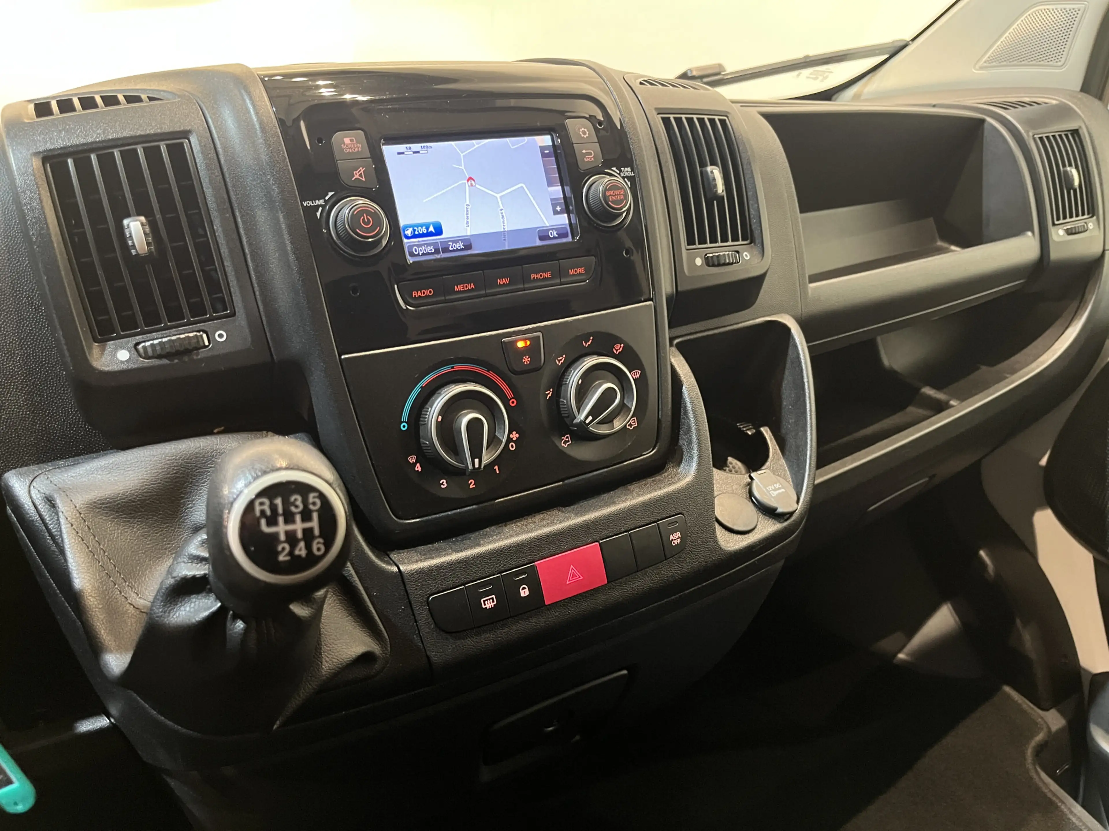 Peugeot Boxer 335 2.2 BlueHDi 140 PK L3H2 Premium / Dhollandia L — photo 8