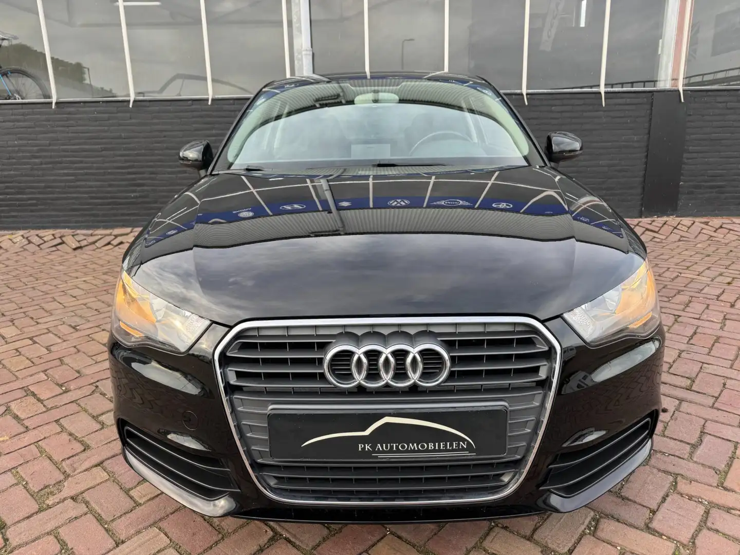 Audi A1 1.2 TFSI Connect **CRUISE + NAVI + CARKIT** Zwart - 2