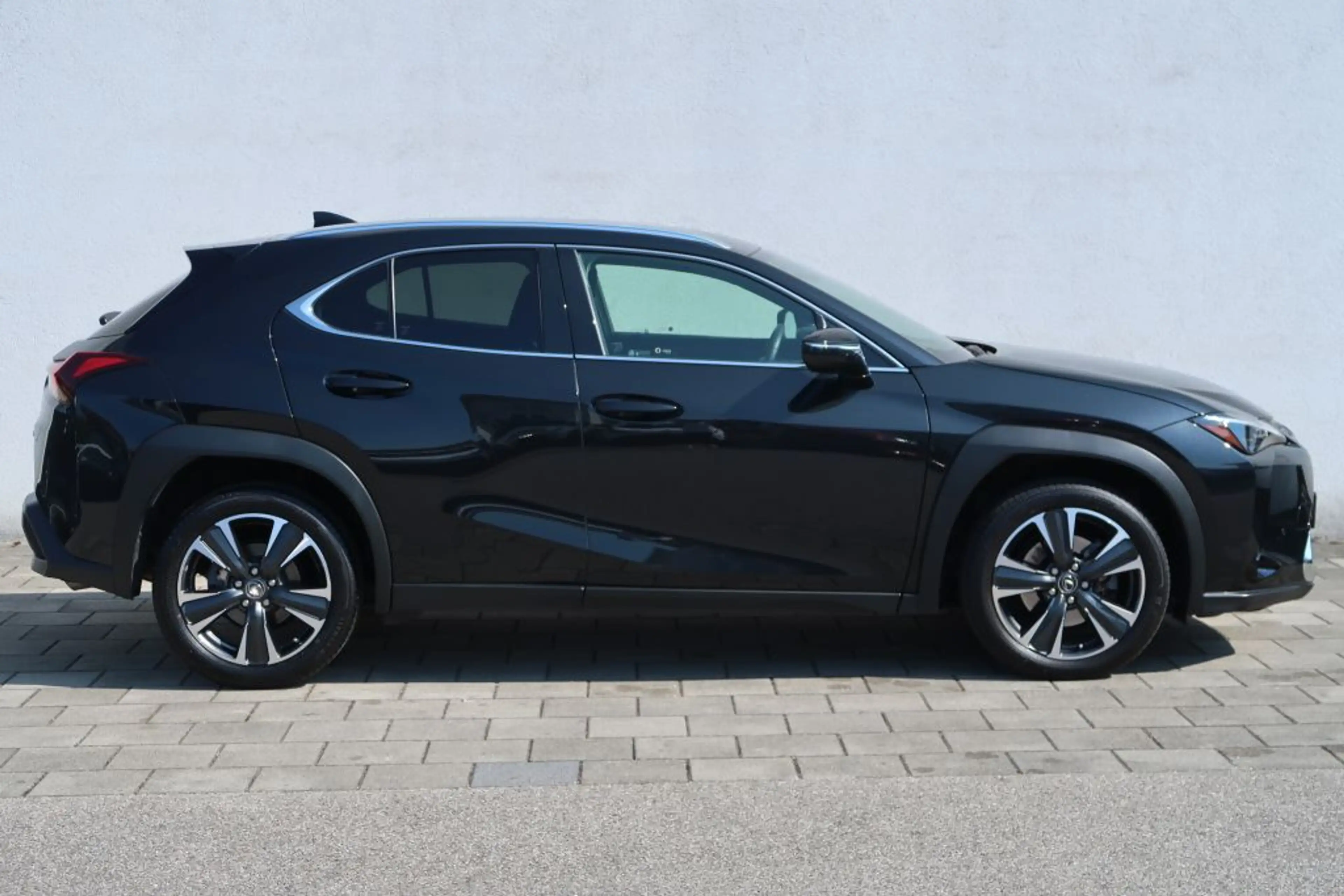 Lexus UX 250h Style Edition — photo 8