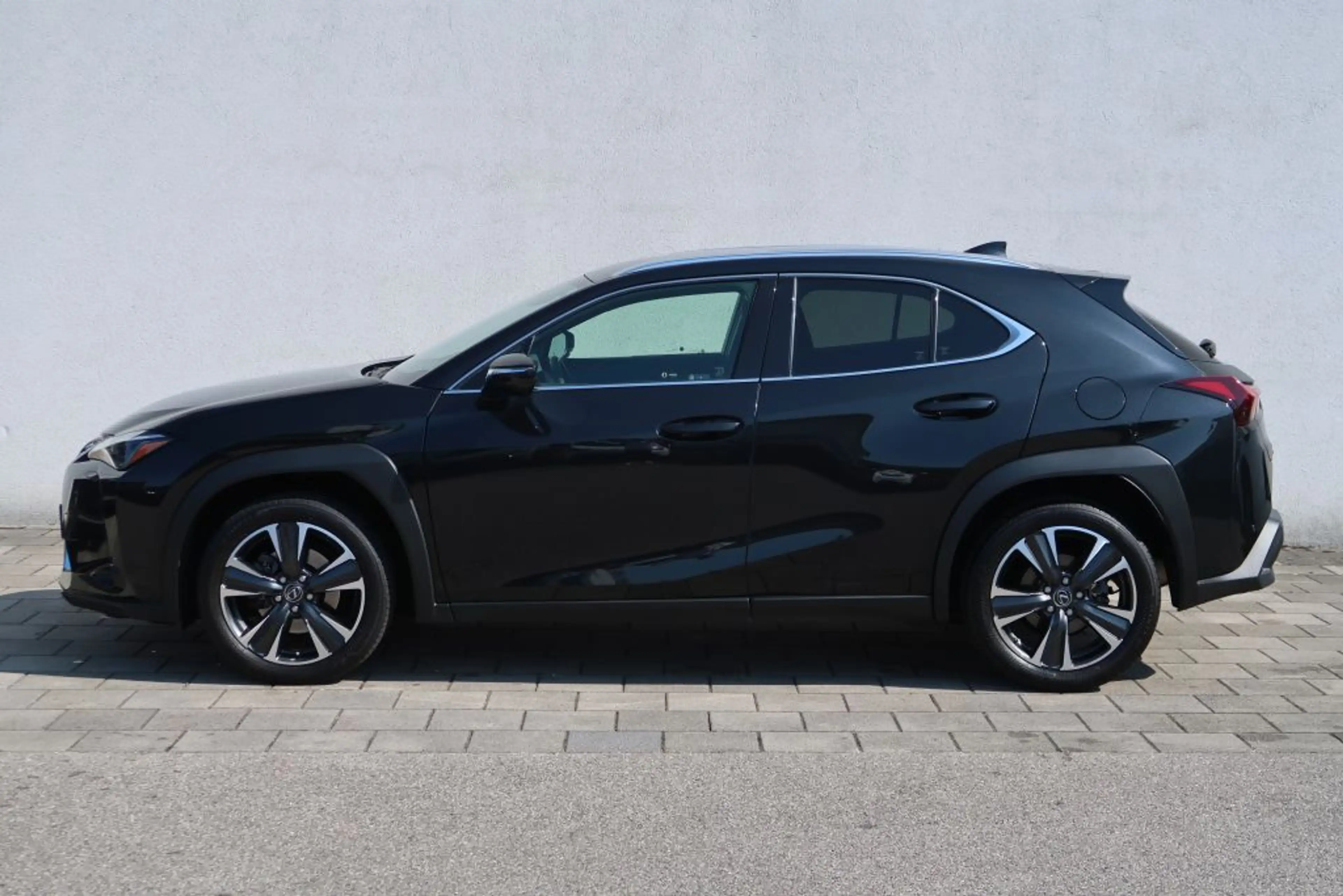 Lexus UX 250h Style Edition — photo 4