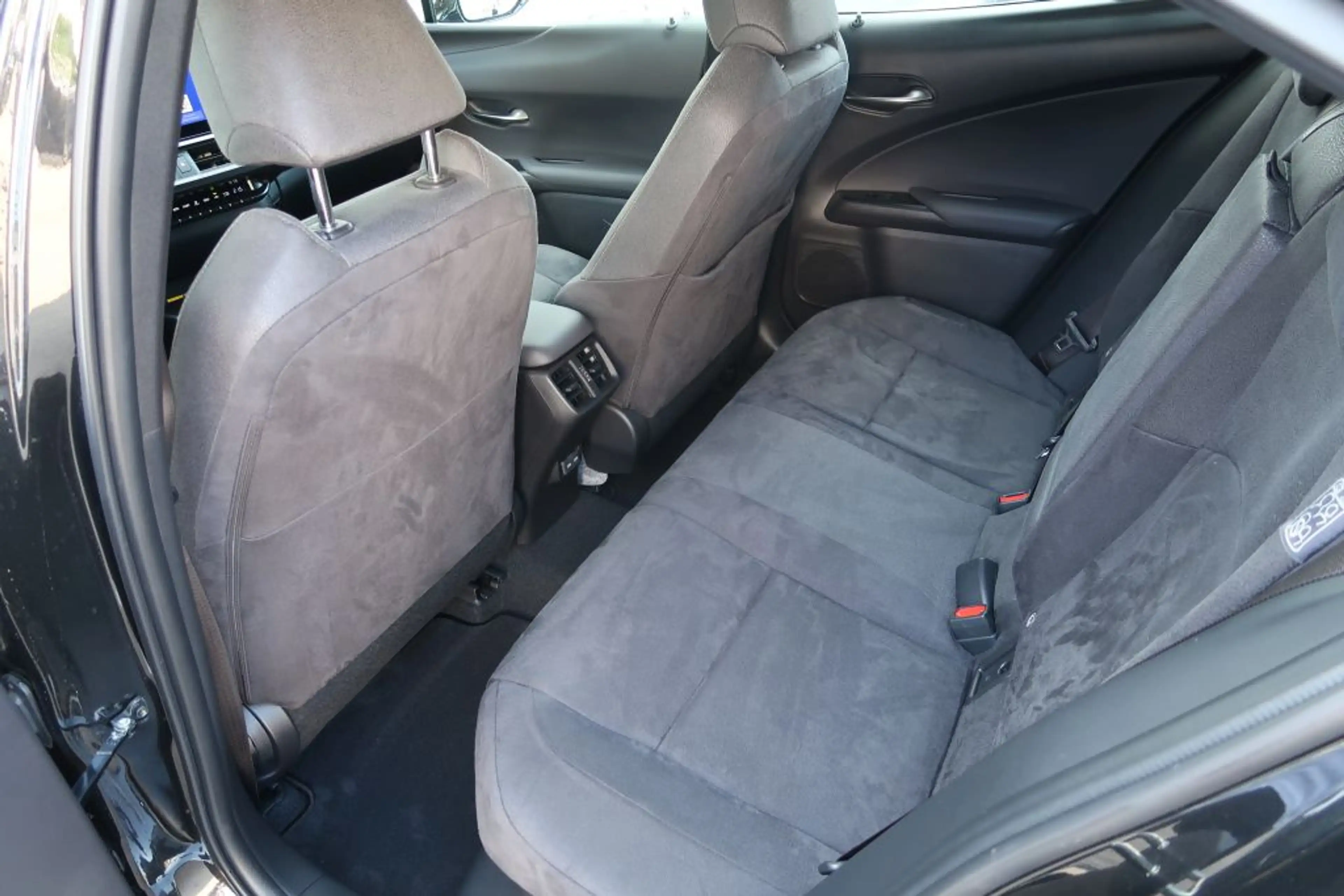 Lexus UX 250h Style Edition — photo 11