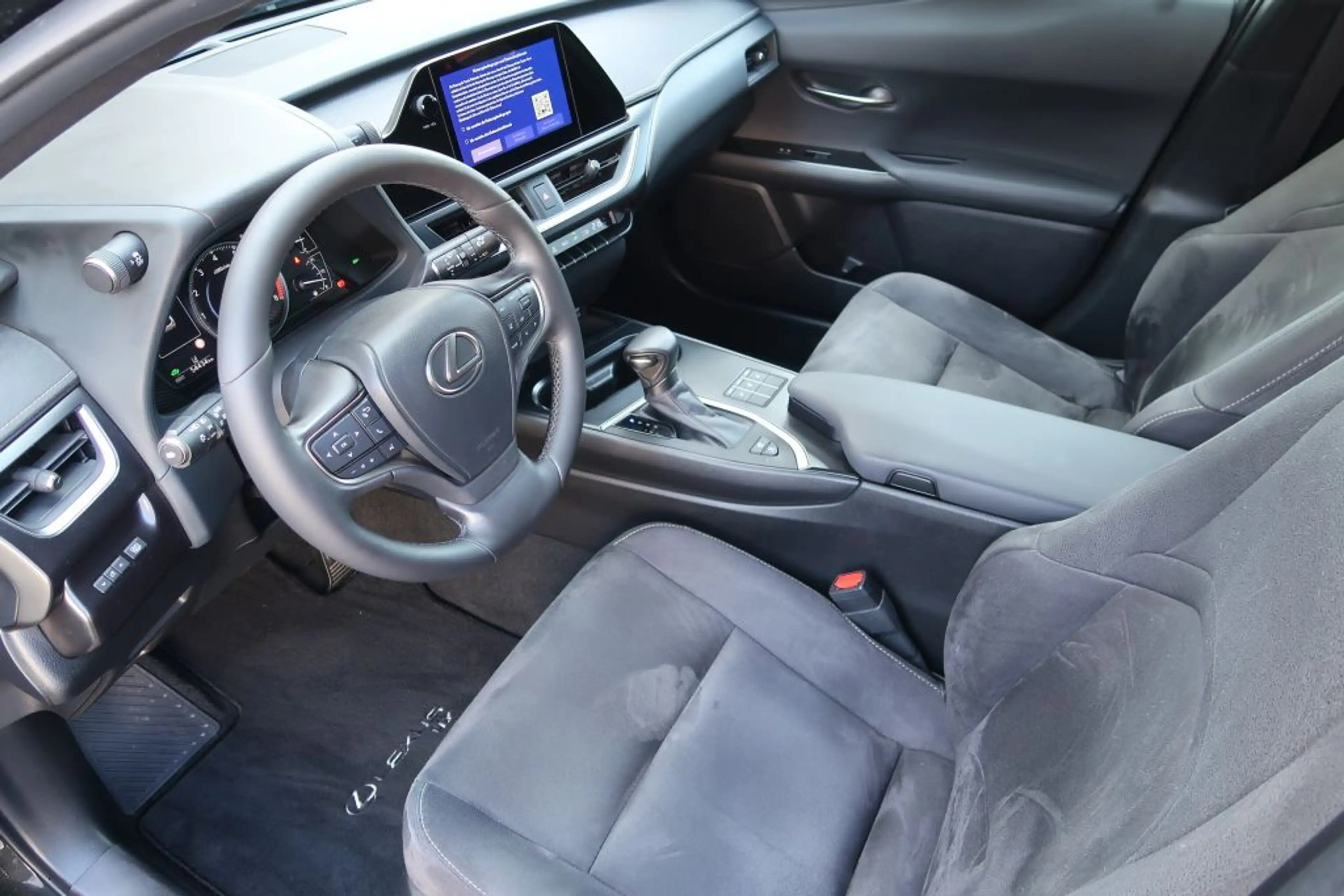 Lexus UX 250h Style Edition — photo 10