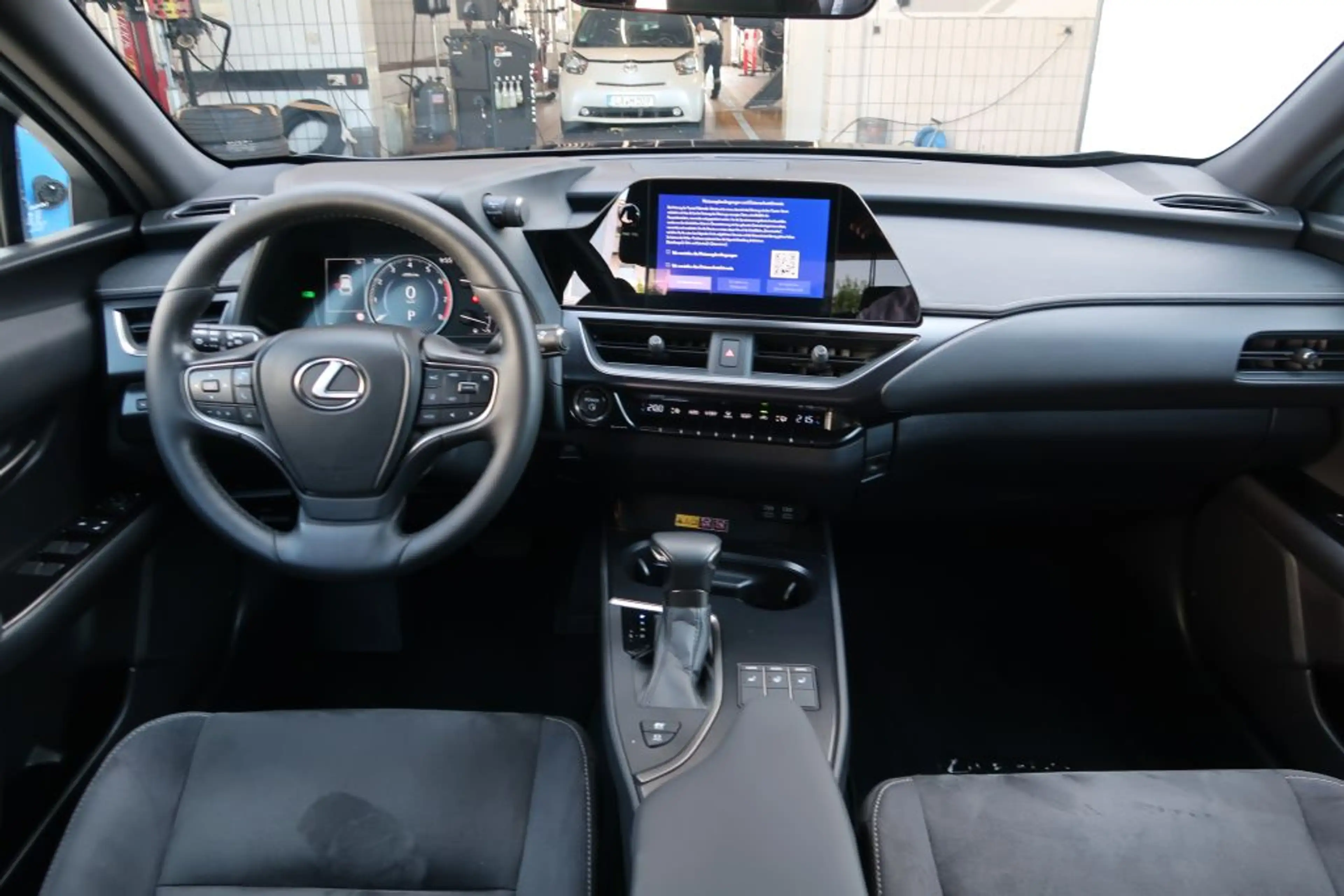 Lexus UX 250h Style Edition — photo 12