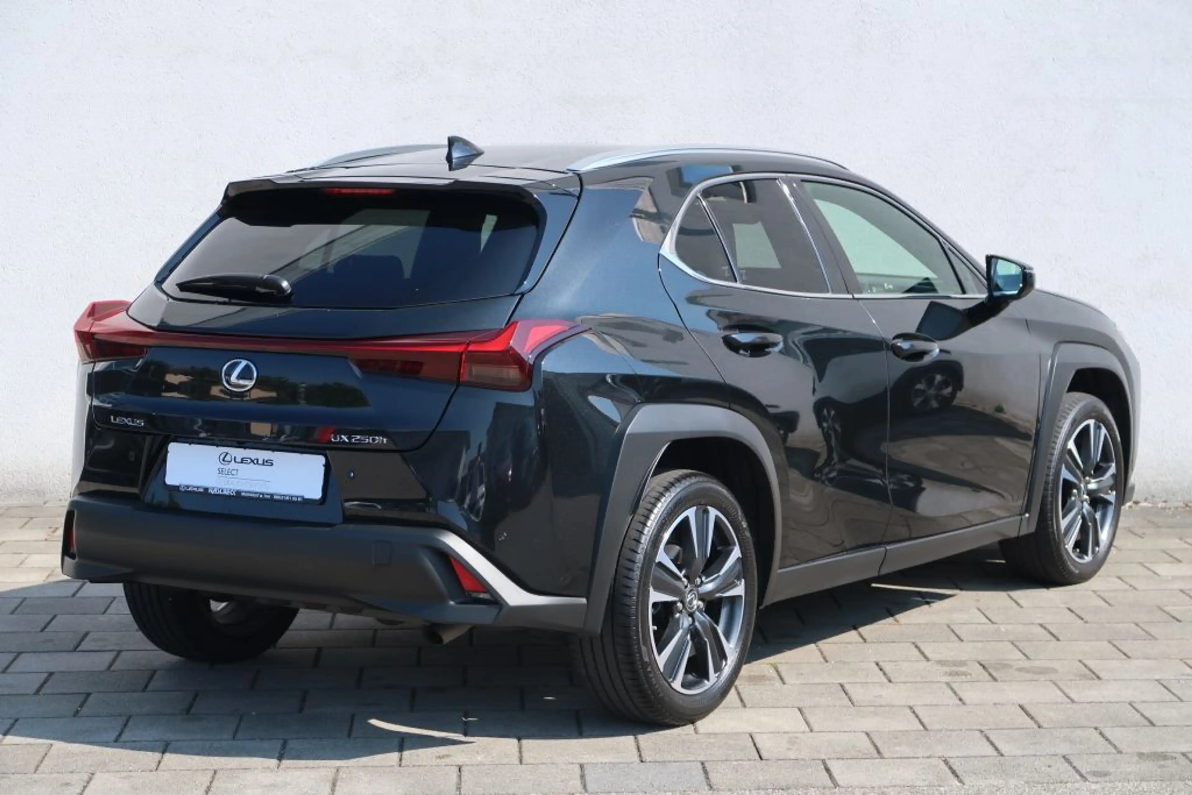Lexus UX 250h Style Edition — photo 7