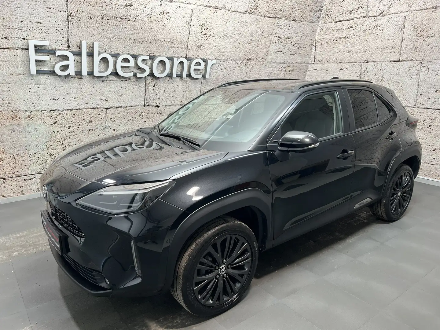 Toyota Yaris Cross 1,5 Hybrid AWD-i Elegant "Top Modell" Schwarz - 1