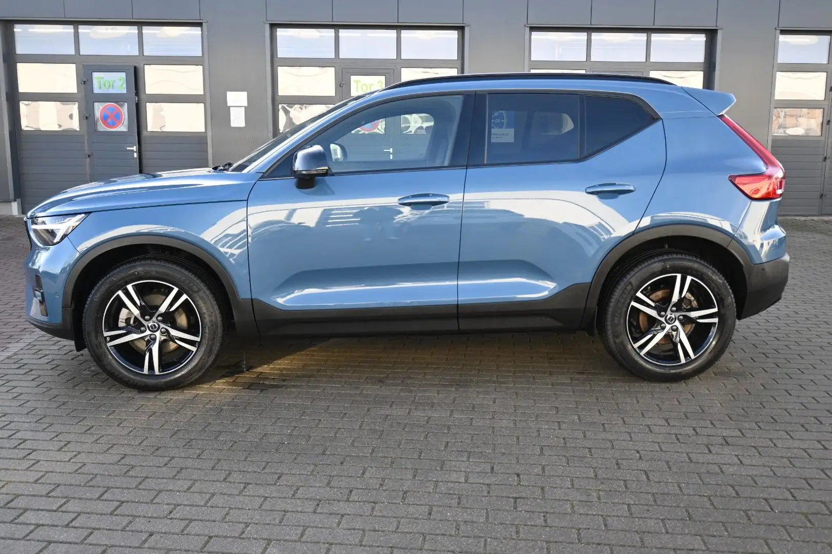 Volvo XC40 B3 DKG Plus Dark*360°*PANO*ACC*AHK Blau - 2