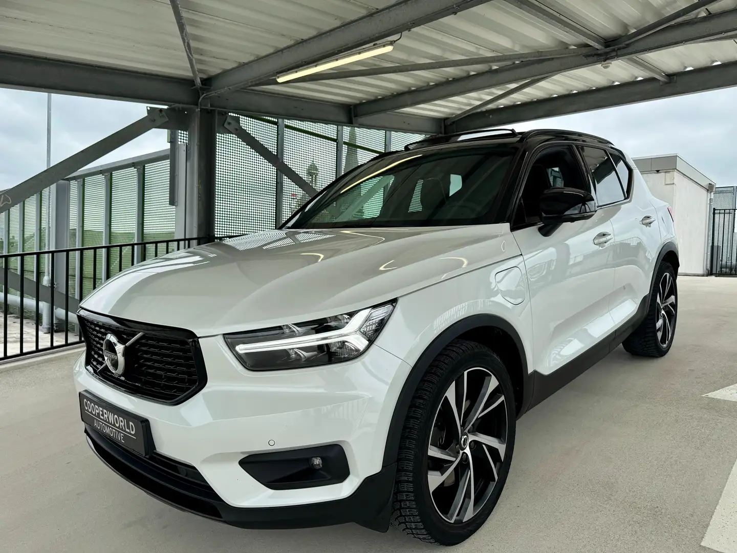 Volvo XC40 T5 - R-Design Wit - 1